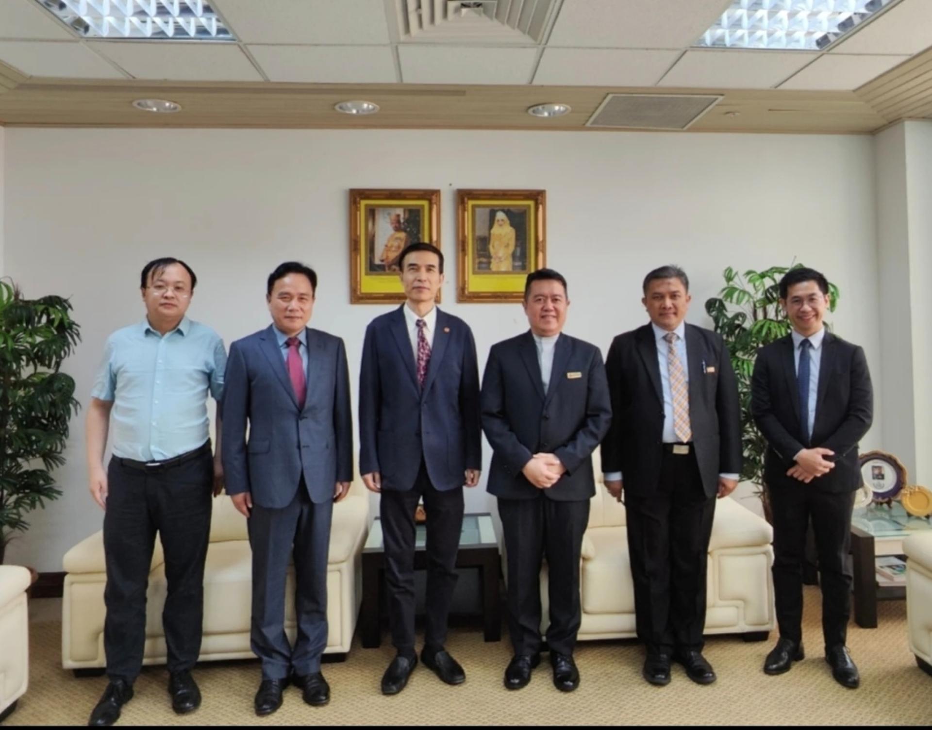 （左3、4）中国大使肖建国与教育部常任秘书阿兹曼等官员拜访中合影