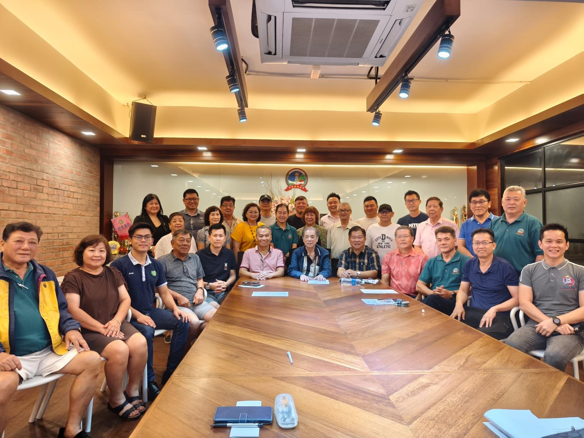 全体当选新届理事会人选与选举委员会主席PBK林启钦（前排右5）、选委会成员刘恭庆（前排左6）合影。