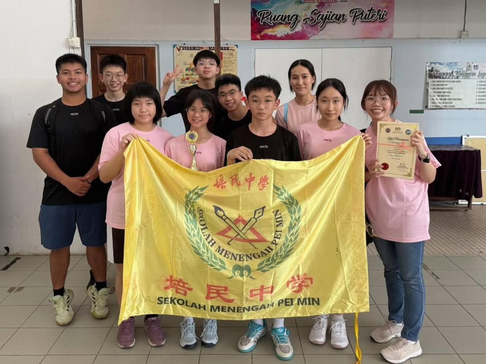 培中乒乓健儿在“2025年美里乒乓学联赛”颁奖礼后与领队梁采妤（右）合影。