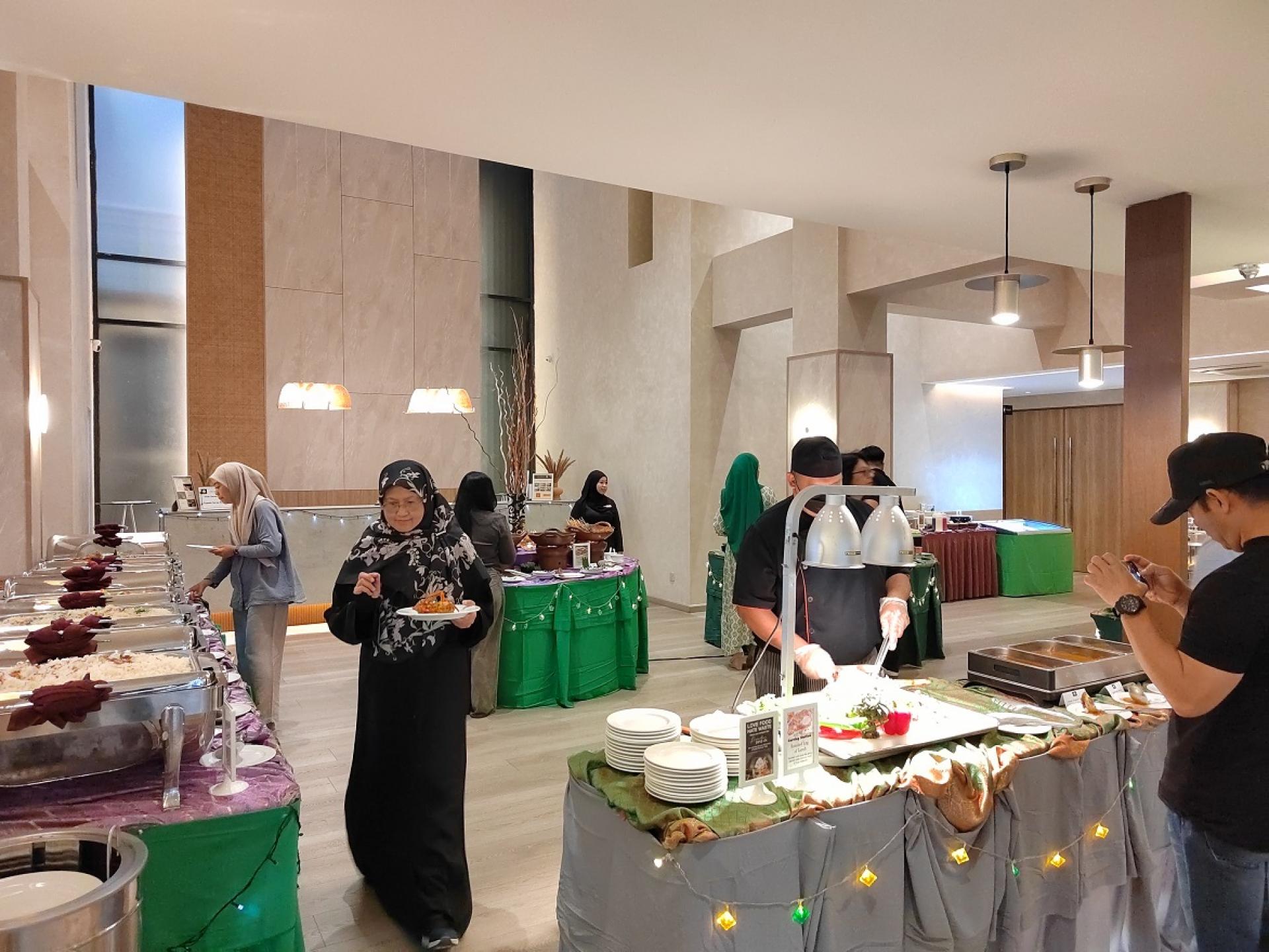 汶莱酒店YELO咖啡厅昨天开始提供开斋自助餐，欢迎顾客前往品尝各种美味佳肴