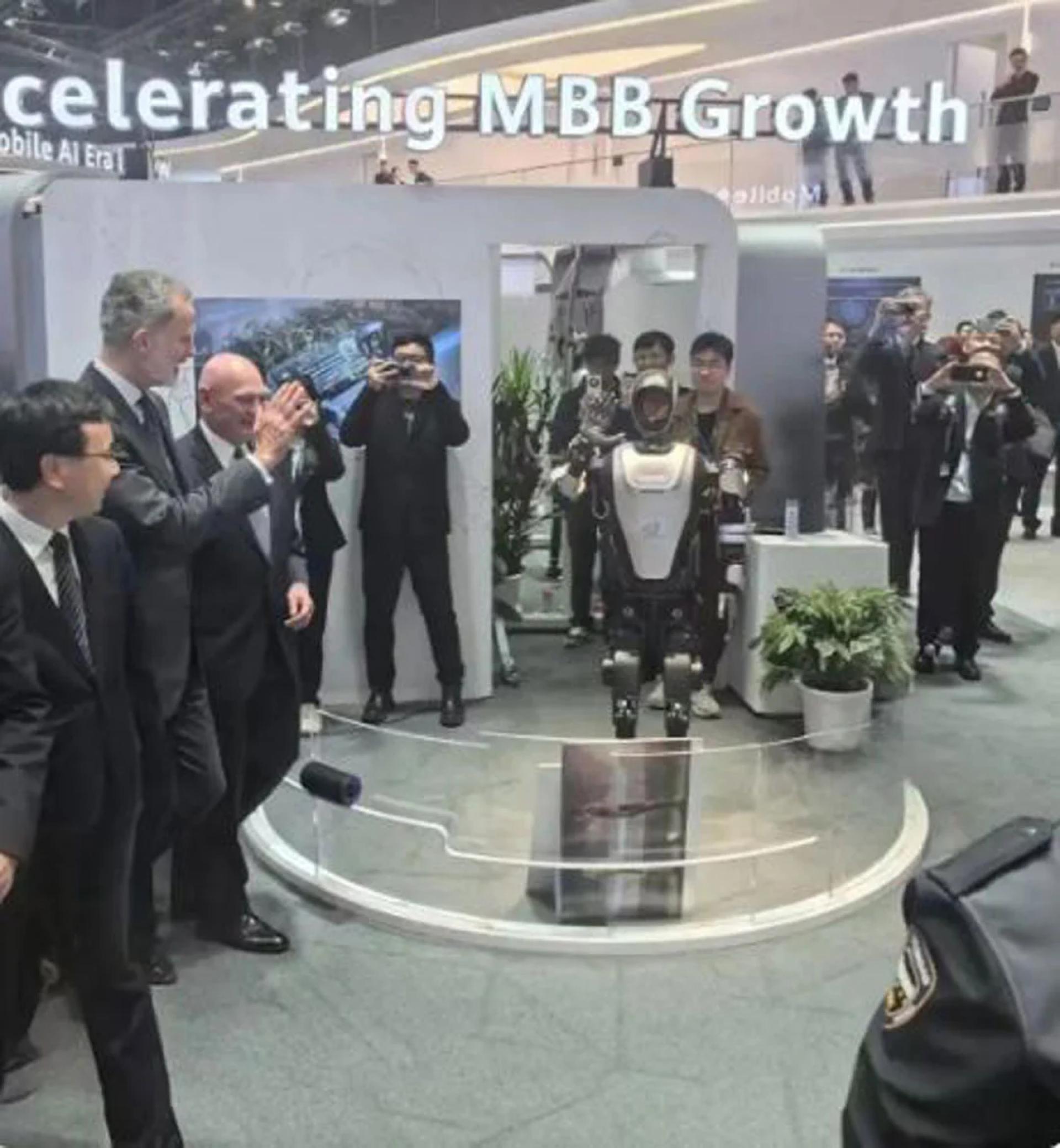 5G-A技术人形机器人。