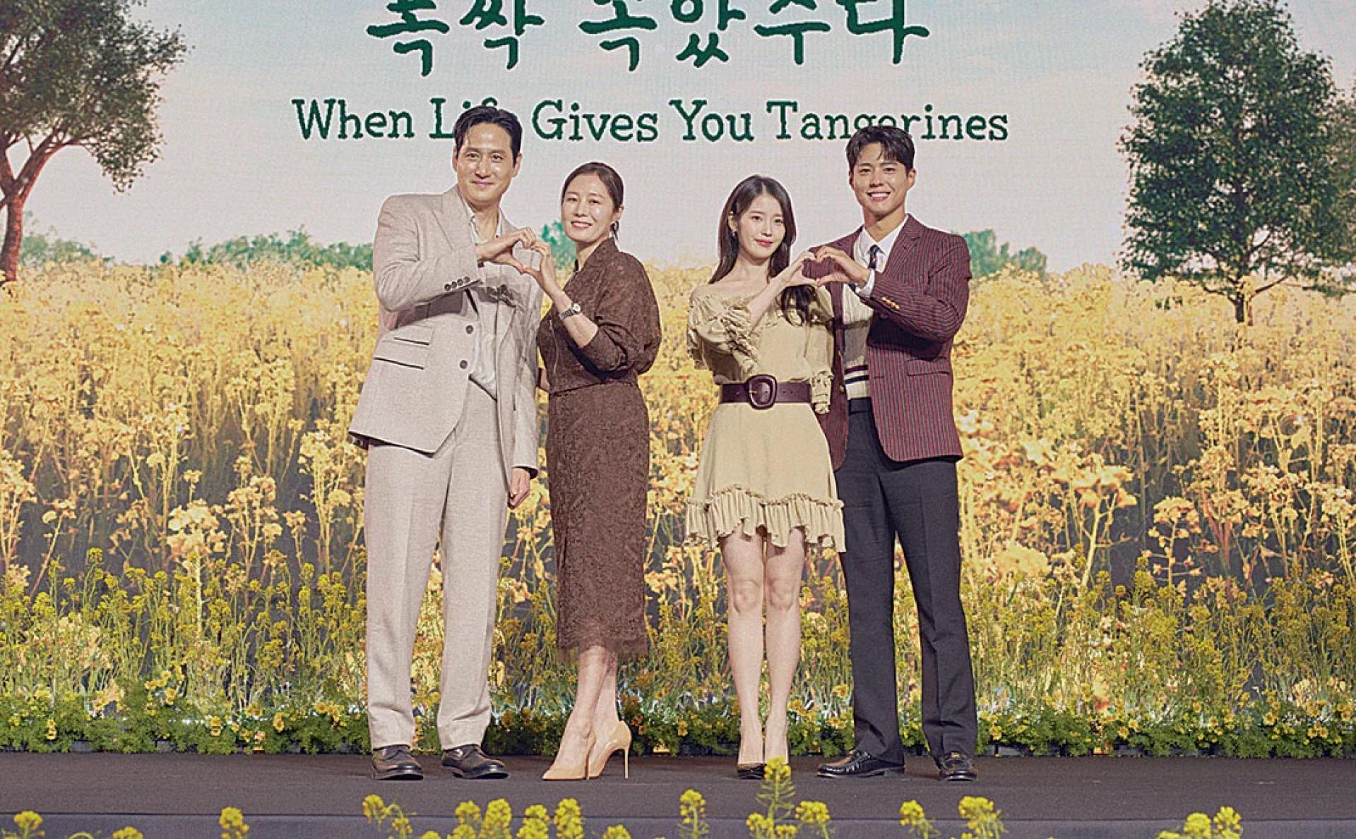 IU（左3）和朴宝剑（左4）在《苦尽柑来遇见你》中饰演爱纯与宽植的少年、青年时期，而中年时代则分别由文素利（左2）和朴海俊（左1）演绎。
