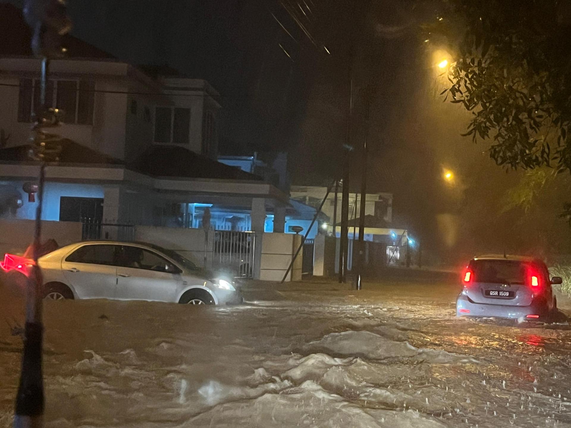 由于雨量高，罗冰阳光路低洼地区排水不及，造成路面积水成灾。