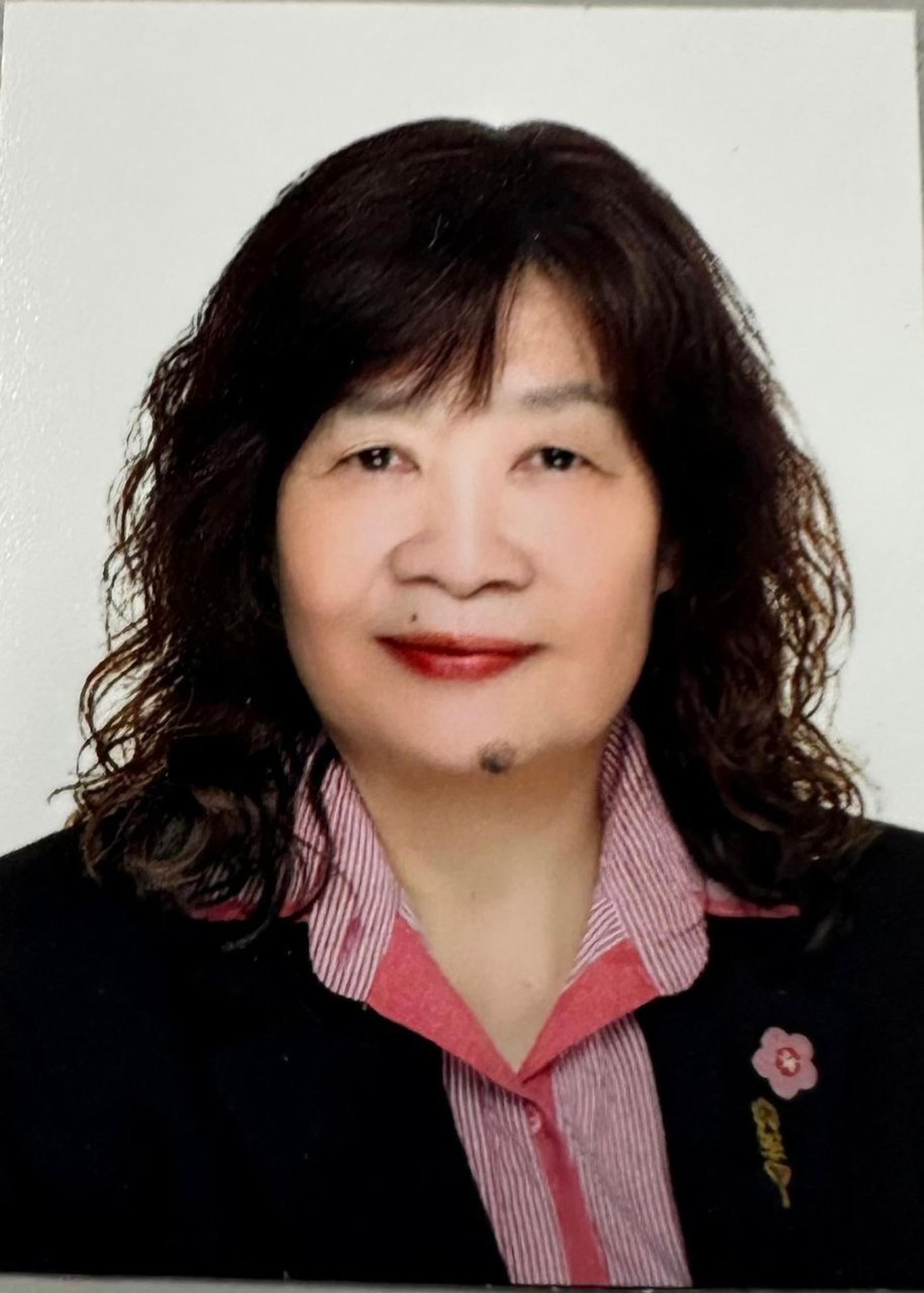 砂华总妇女部主席兼美里省华总妇女组主任李瑞香。