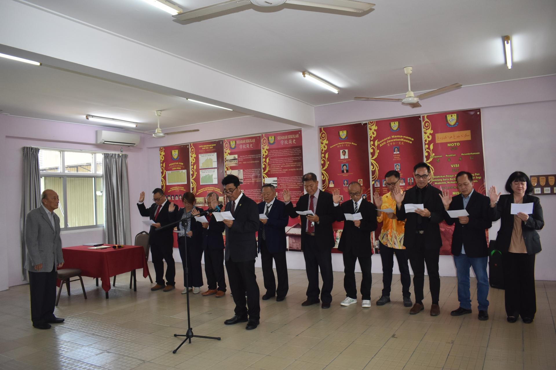 （左）主宾永久名誉顾问丕显甲必丹拿督吴景进监誓九汀中华学校2025至2026年第37届董事会进行宣誓仪式