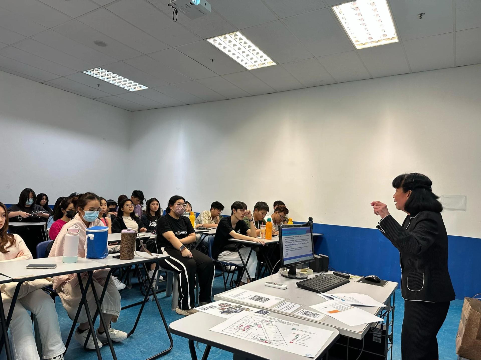 玛丽亚·塞奈达给媒体传播系学生主讲公共关系策略、危机传播管理及全球媒体格局变迁 等主题。