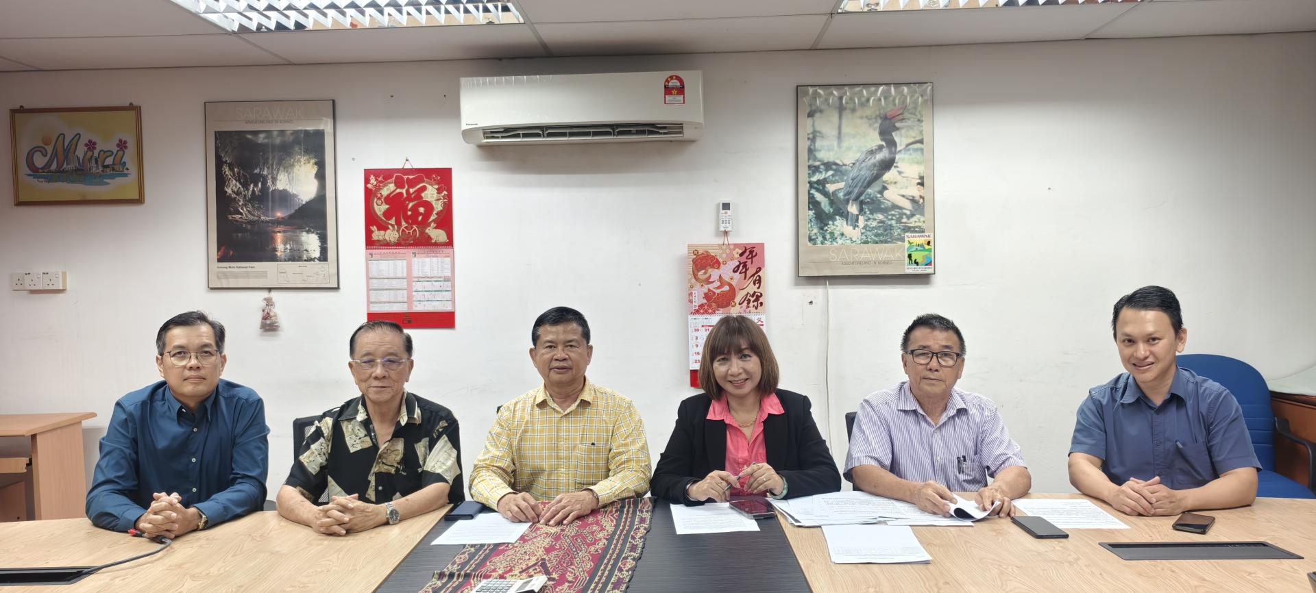 美里运输有限公司（MTC）宣布明日（2025年3月8日）正式启动乡区巴士服务，并欢迎乘客提供  反馈以优化服务。左起为董事秘书黄志华、董事财政刘炳华 、董事部主席李开运、总经理关月丽、董事甲必  丹沈炎龙及董事陈庆忠。
