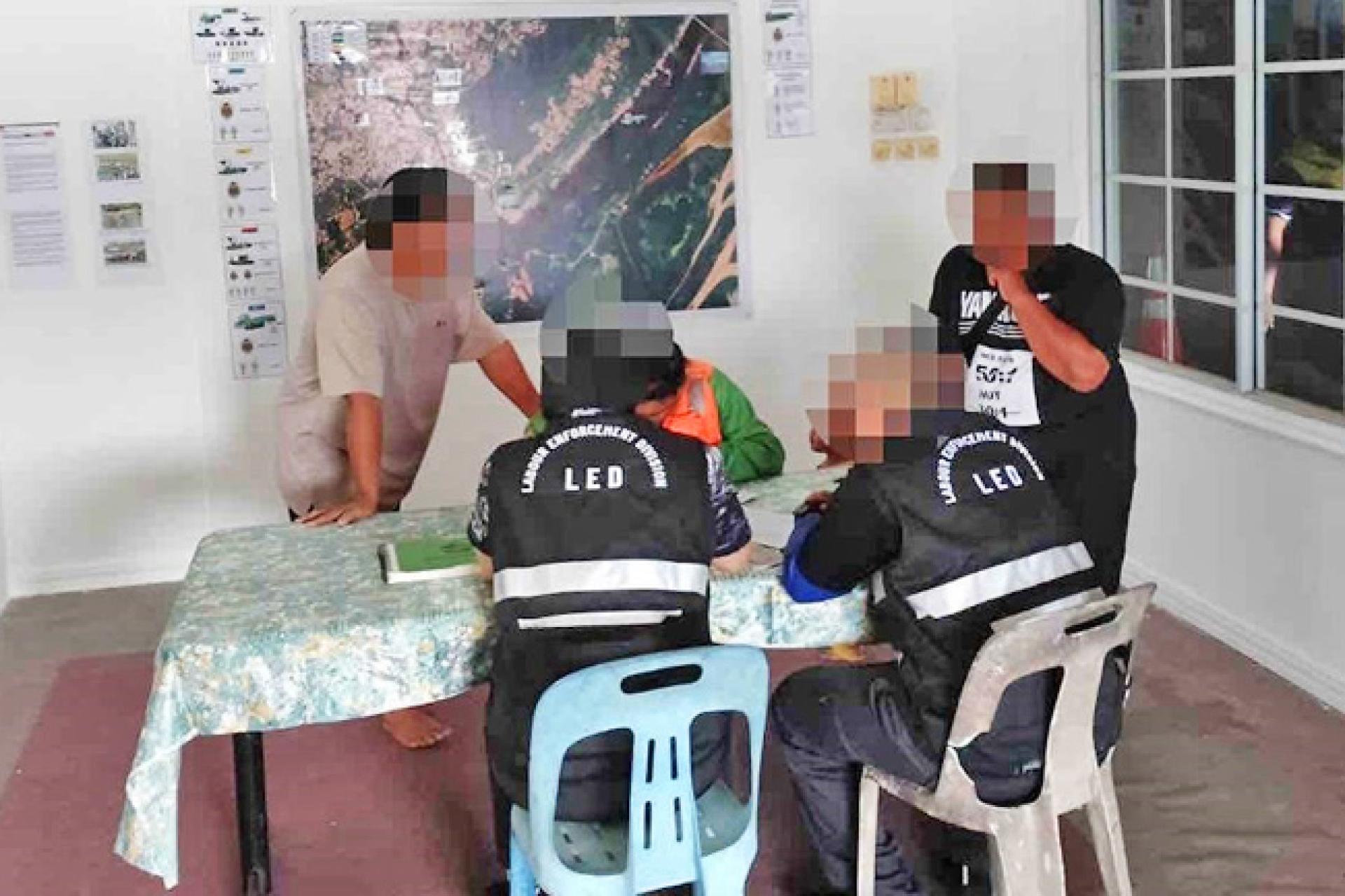 执法人员进行检查