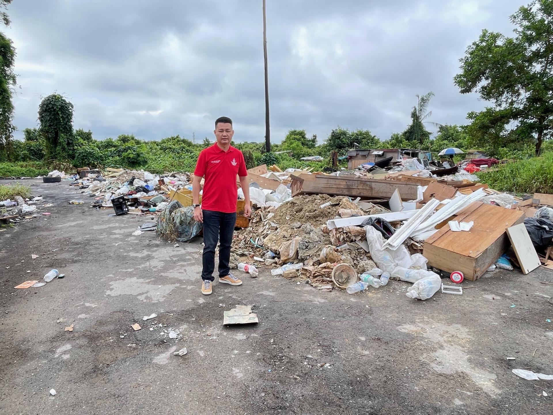林思健接获民众投诉后，到东林谷工业区视察情况，发现沟渠也布满垃圾。