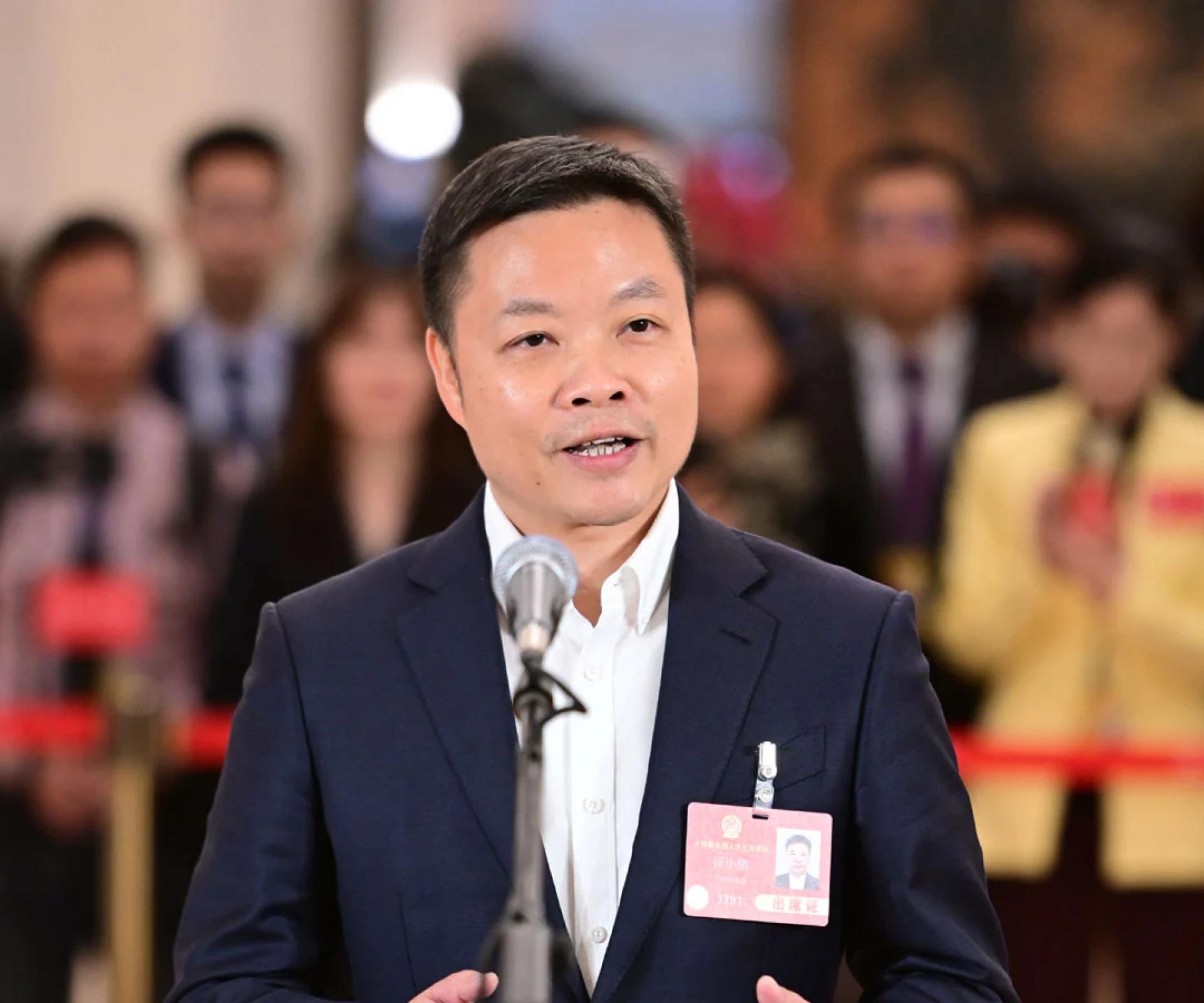 广东小鹏汽车科技有限公司董事长何小鹏接受采访。（图：中新社）