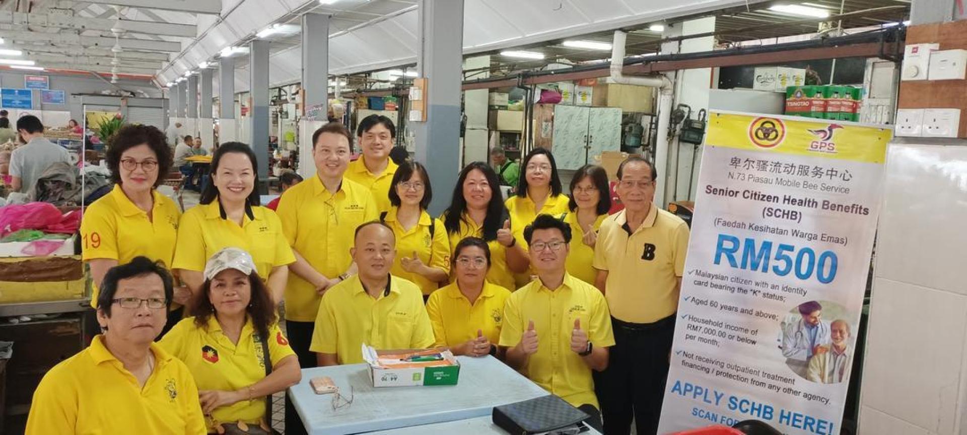 砂人联党卑尔骚支部服务团队合影。