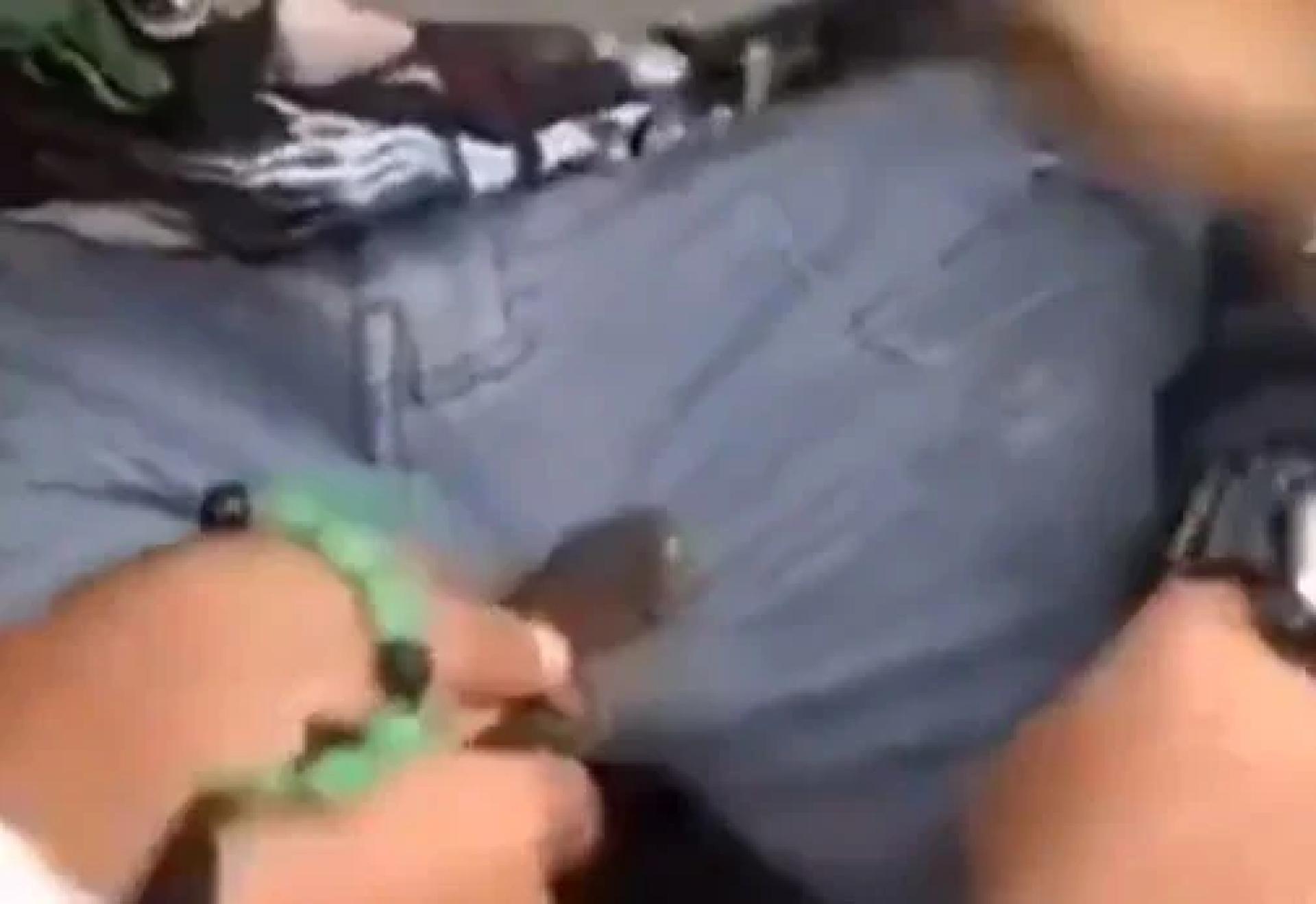 男子下体被眼镜蛇王咬着不放。