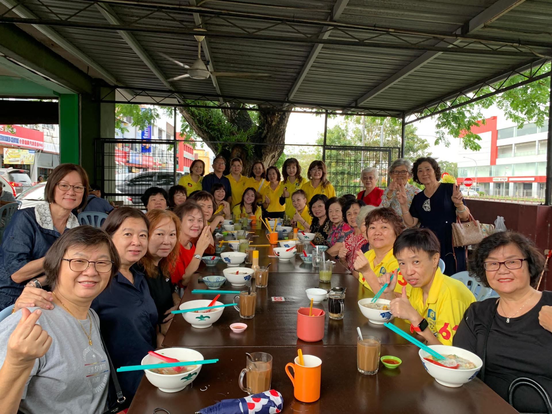 人联党史纳汀支部服务中心流动服务团队合影。