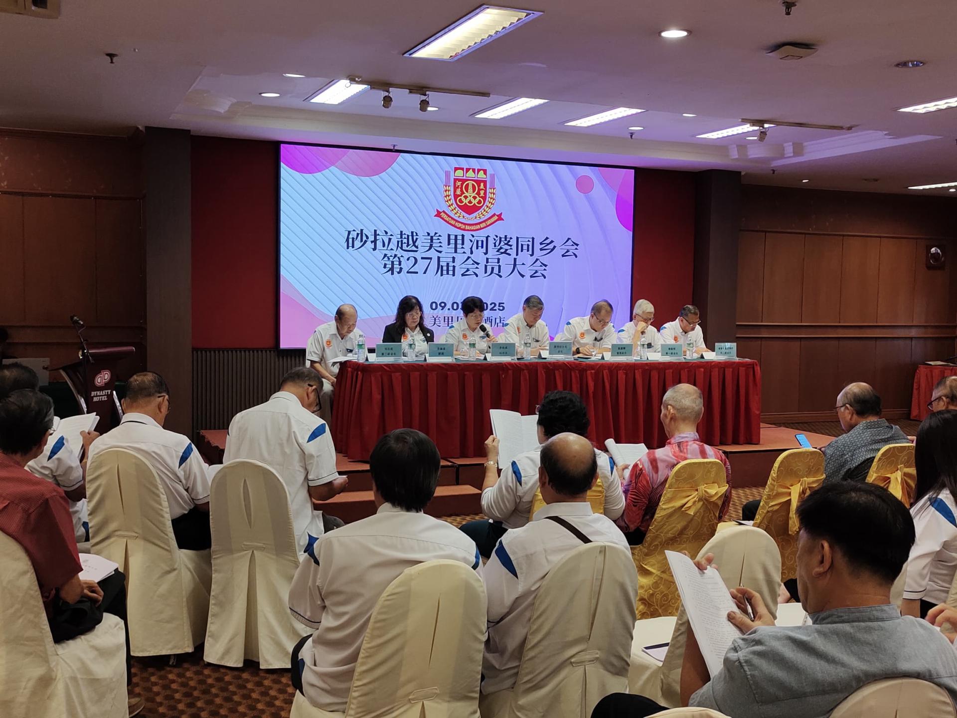 砂拉越美里河婆同乡会开第27届会员大会进行时摄。左4为会长蔡传创。