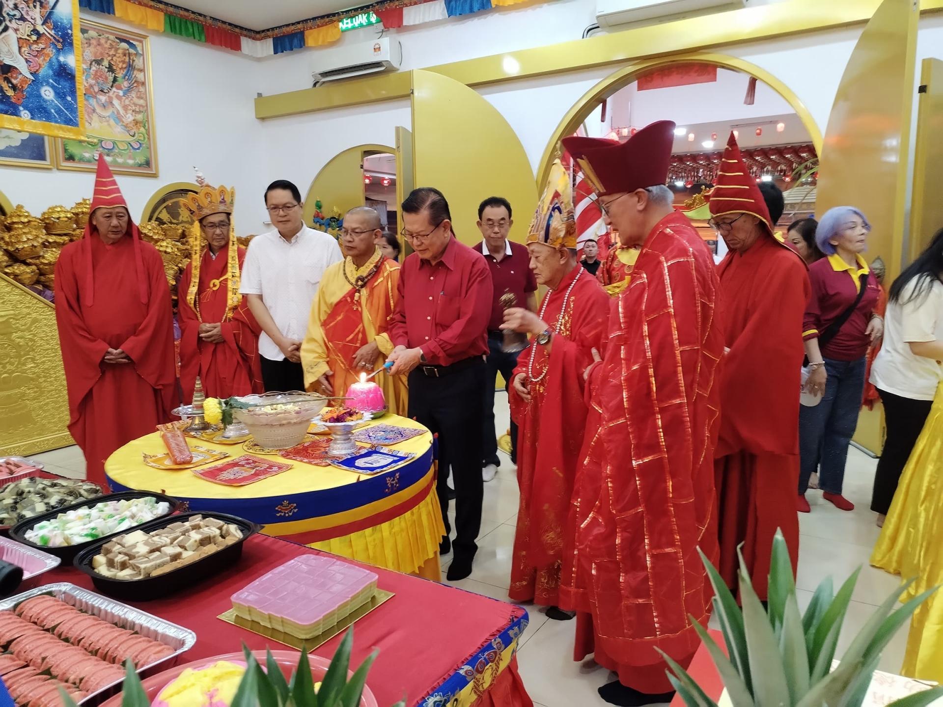砂交通部长拿督斯里李景胜（左5）为祈福大会主持点灯仪式。