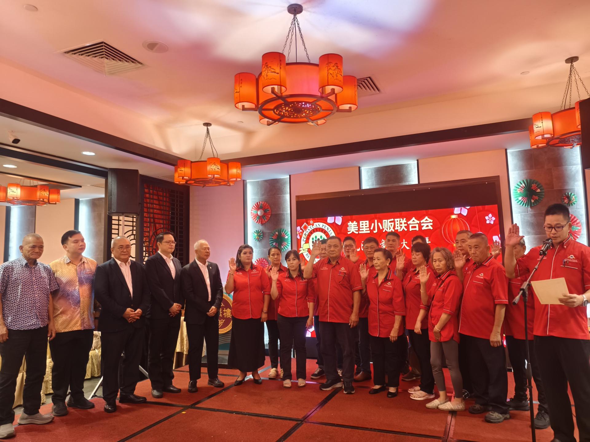 美里小贩联合会第25届新届理事就职典礼。左起为永久名誉主席天猛公杨惠生，美里国会议员赵俊文，美里市长俞小珊，砂交通部长拿督斯里李景胜的代表彭小菶市议员陪同砂旅游部副部长拿督陈超耀监誓。
