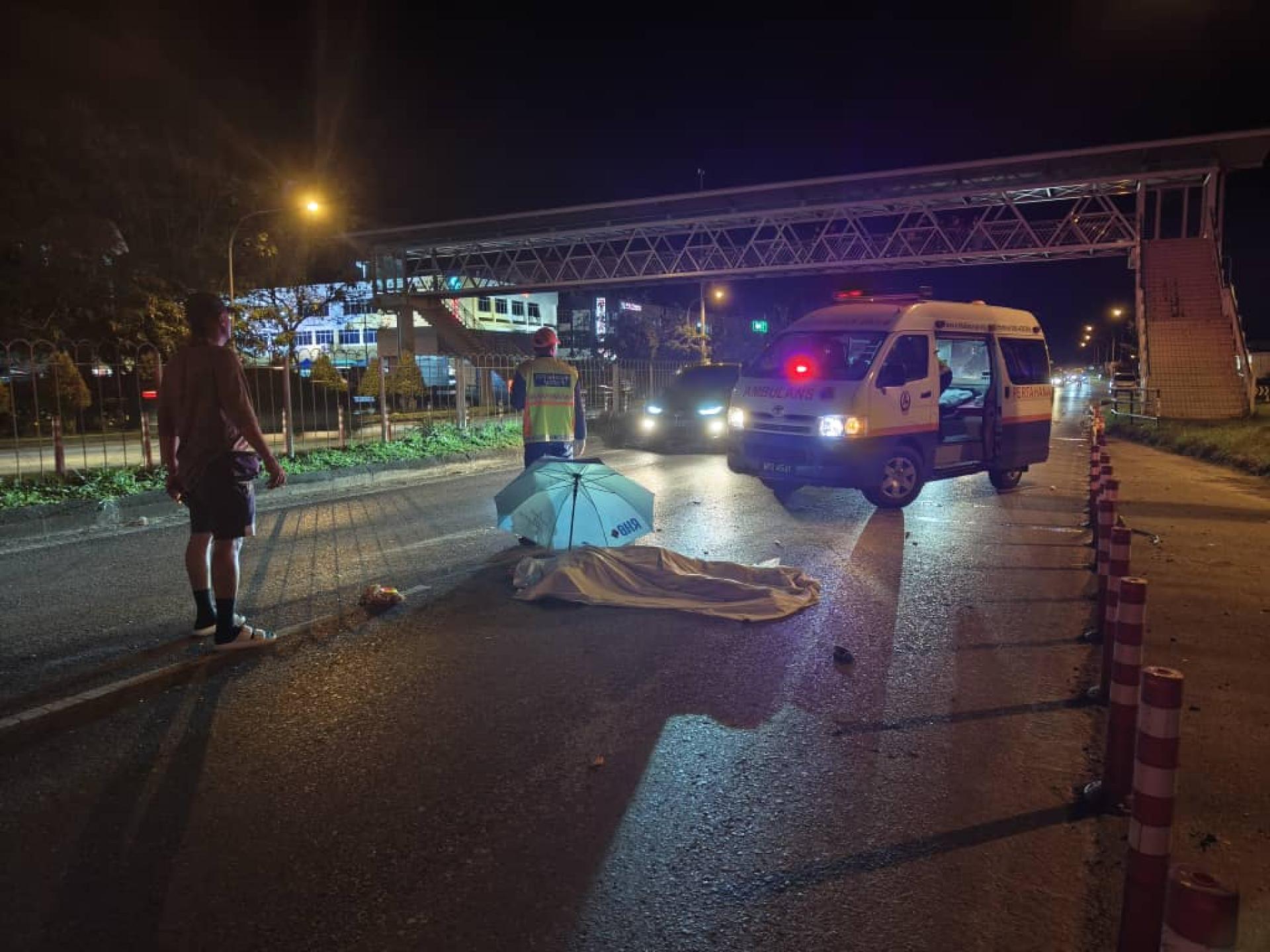 六旬华妇过马路遭休旅车撞倒，当场身亡。
