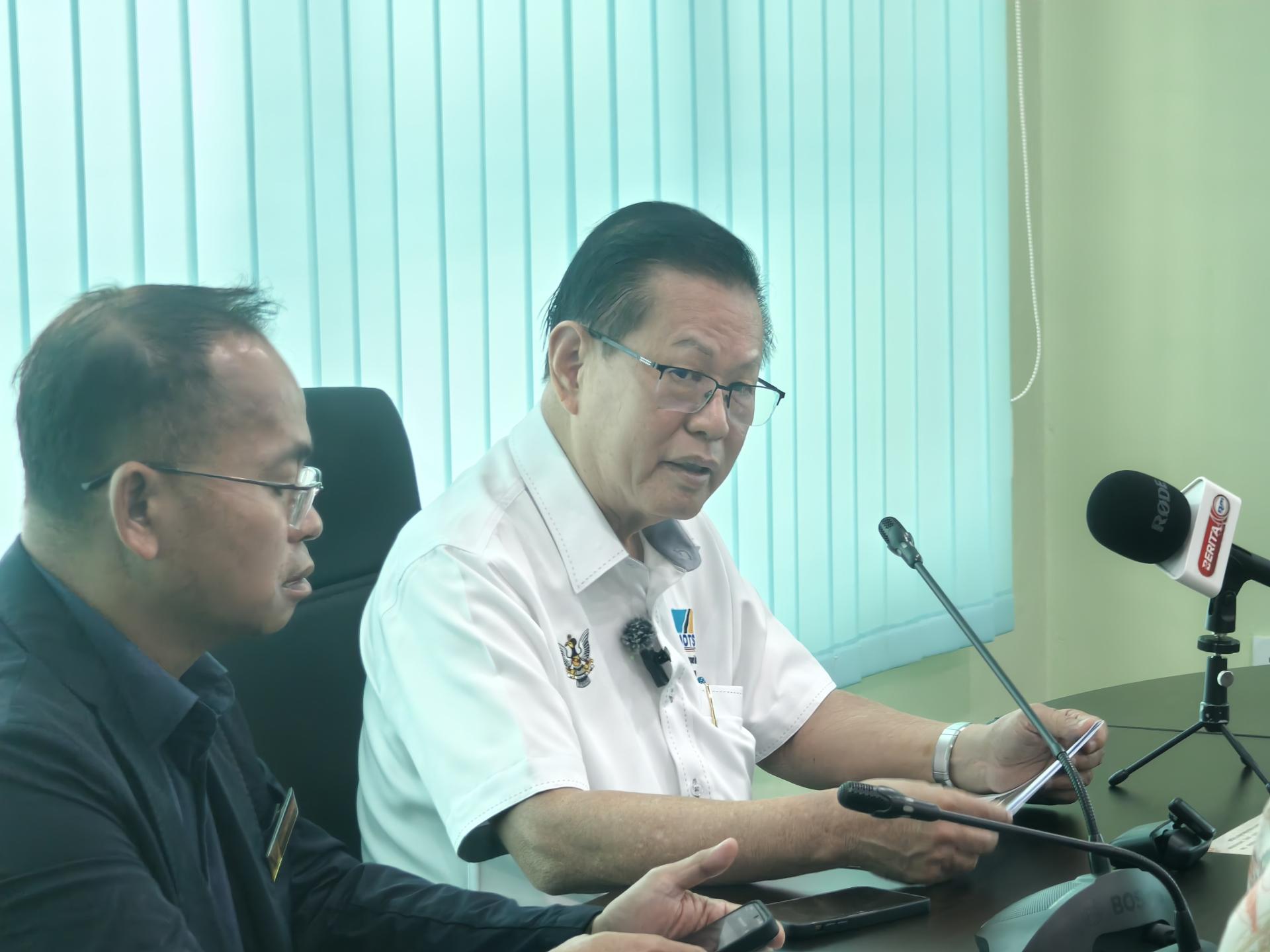 砂交通部长拿督斯里李景胜呼吁公众合作维护环境。左为美里省长卡隆鲁安。