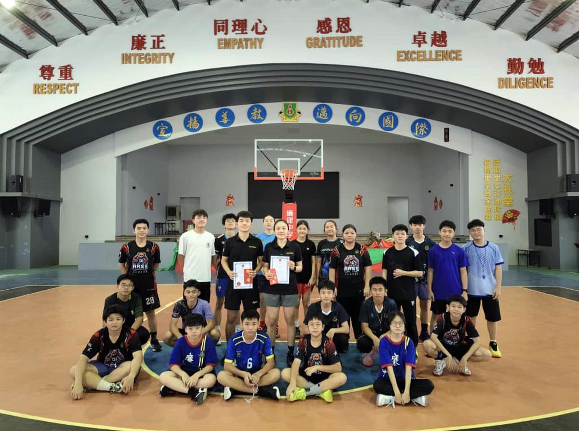 裁判训练营结束后培训员和廉律中学队员进行合摄。