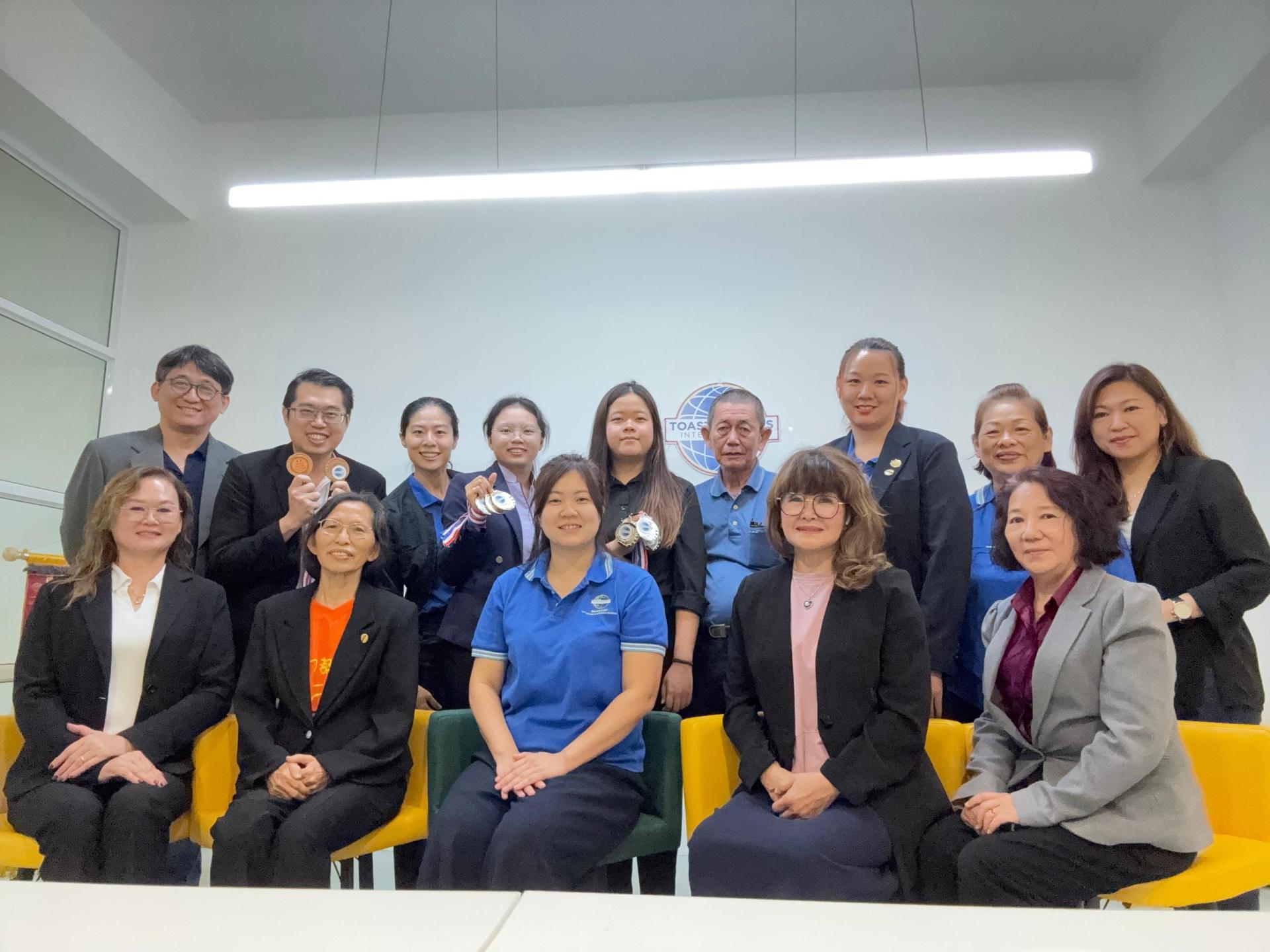 全体工作人员与参赛者合影。坐左起为评审池秋燕， E2分区总监吴翊萍，筹委会主席池玲媚，评审甲必丹余继香，评审叶秀英市议员。