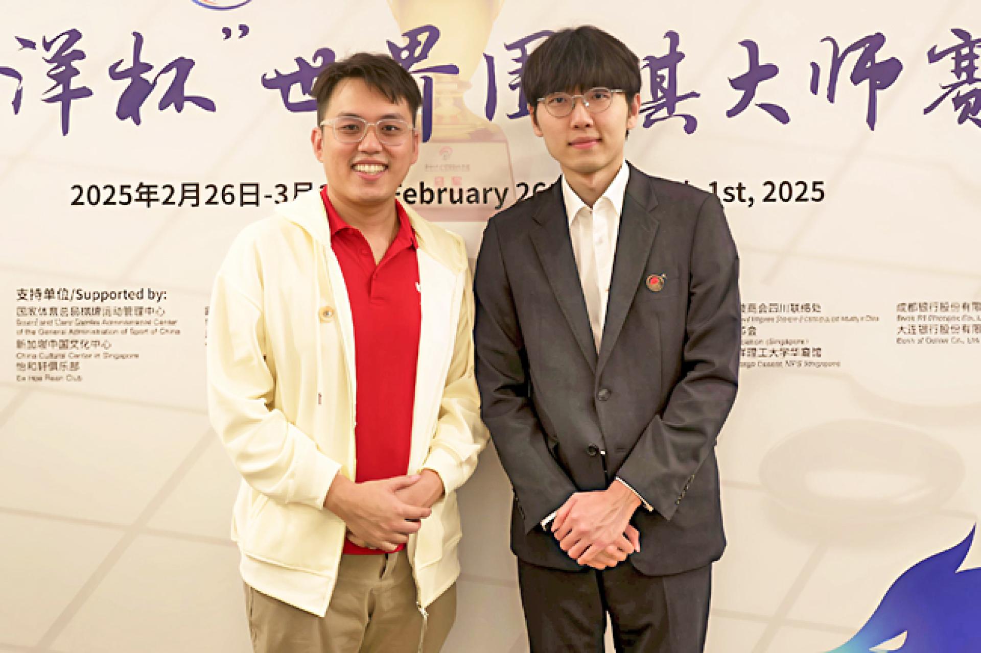 汶莱选手谢高翔和领队陈新文在2025年南洋杯世界业余围棋邀请赛现场合影
