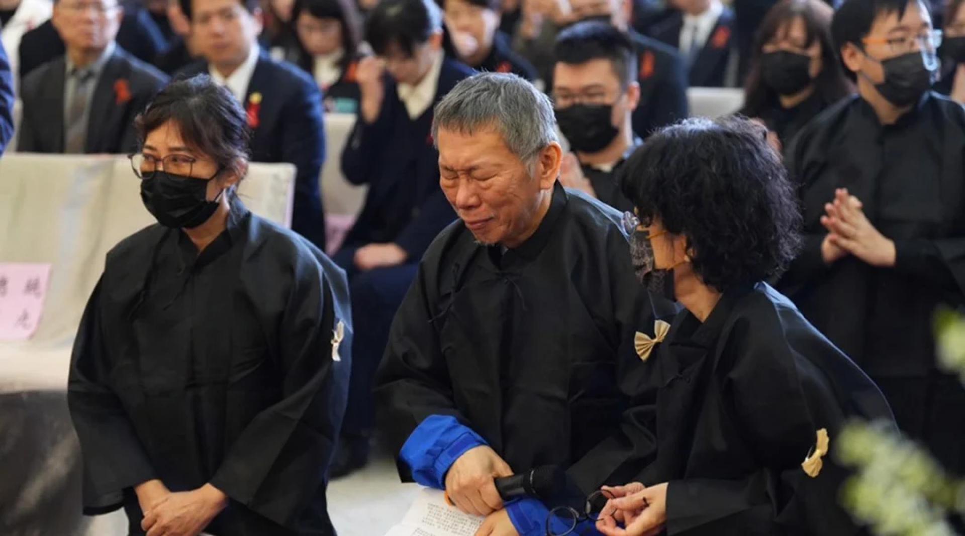 民众党前主席柯文哲（中）父亲柯承发老先生10日举行告别式，在押的柯文哲在矫正署人员戒护下，出席父亲的告别式。
