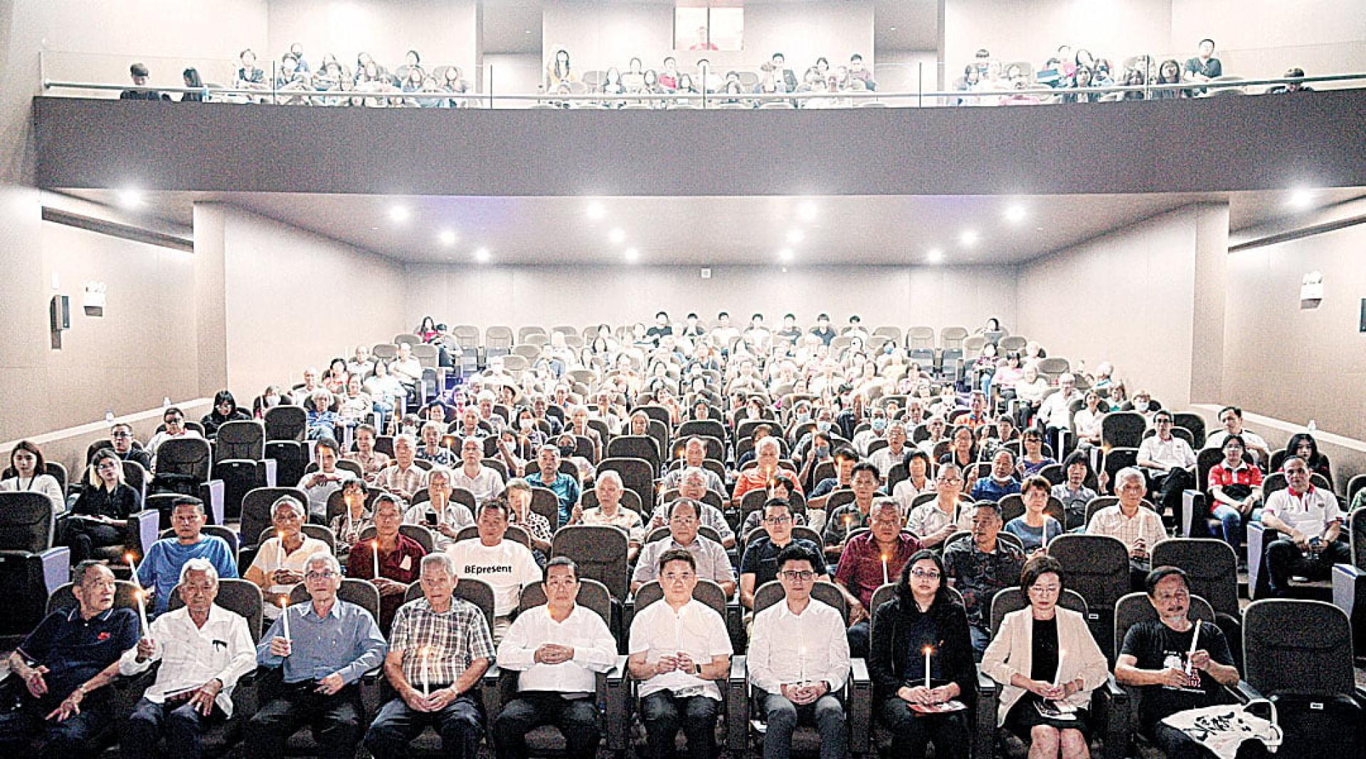 逾百人出席峇冬加里大屠杀76周年纪念活动，前排左5起陈国伟、郭义民和张盛闻；右2为伍燕翎。