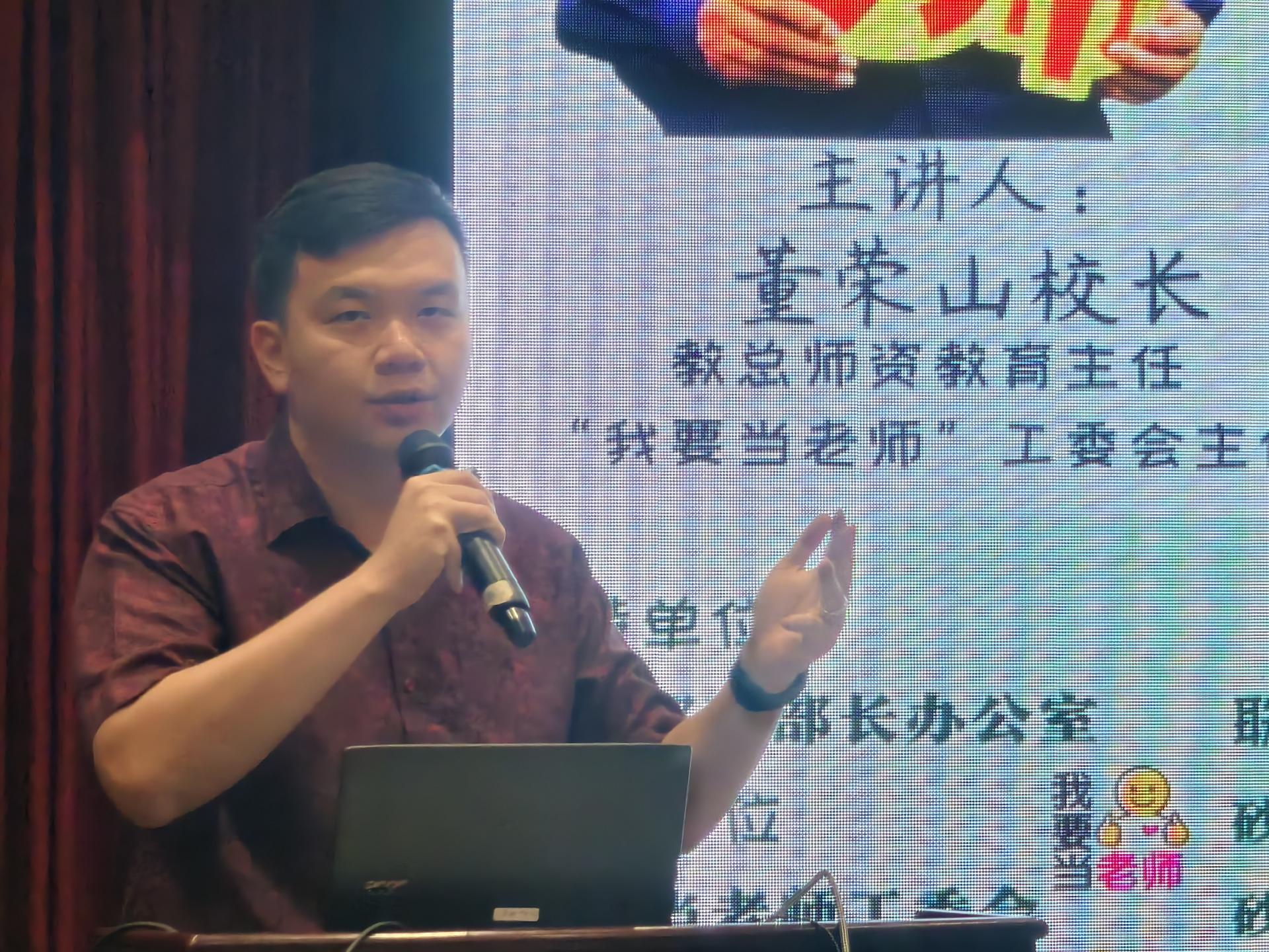 美里区国会议员赵俊文鼓励年轻人投身教育。