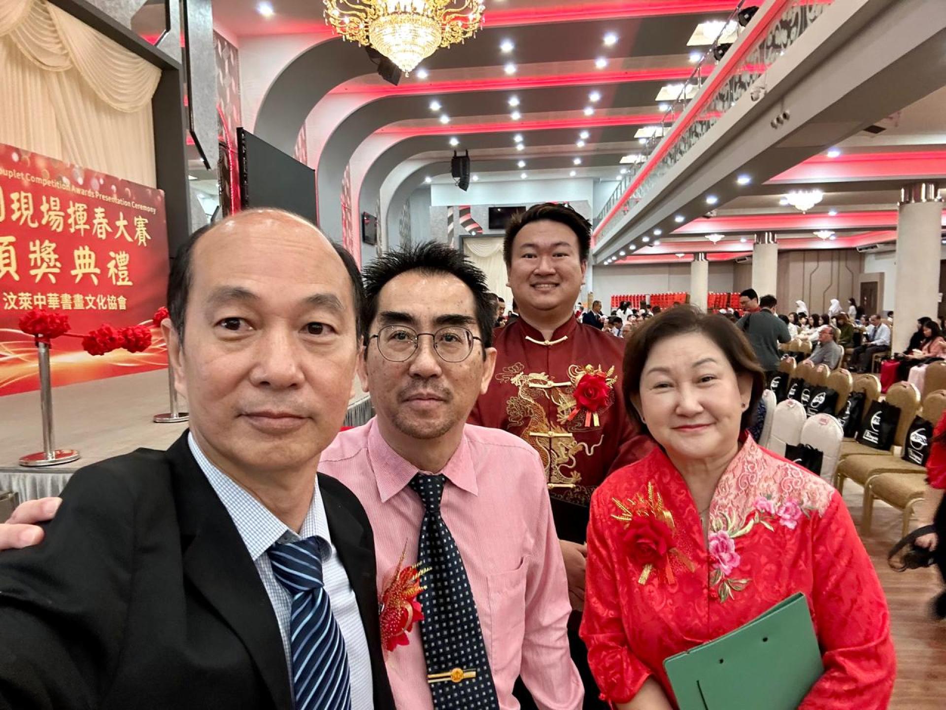 麦顺成在挥春现场与汶中副校长马海耀、黄美婷、郑良豪合影