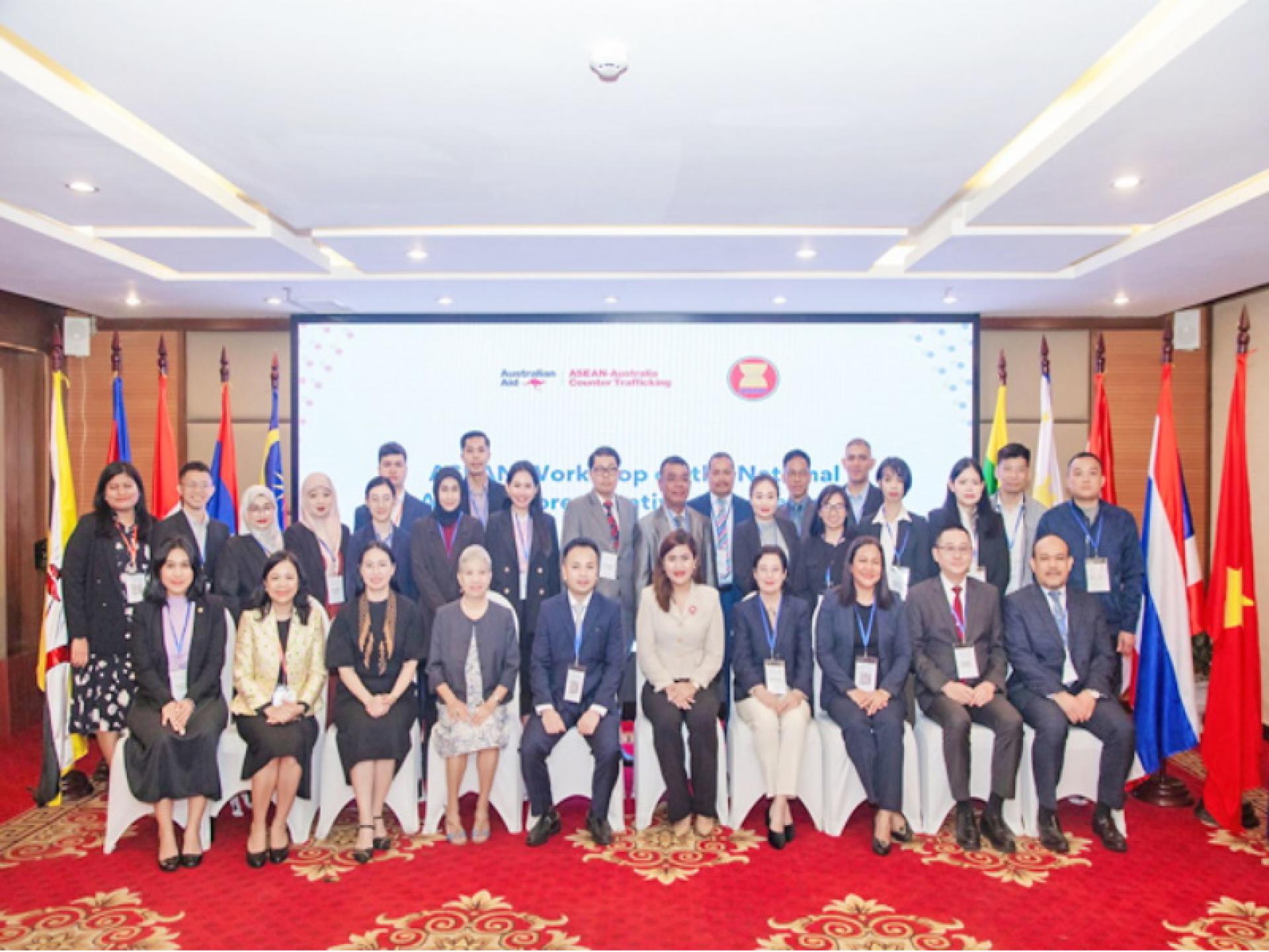 汶莱与其他东盟国官员代表合摄于活动上