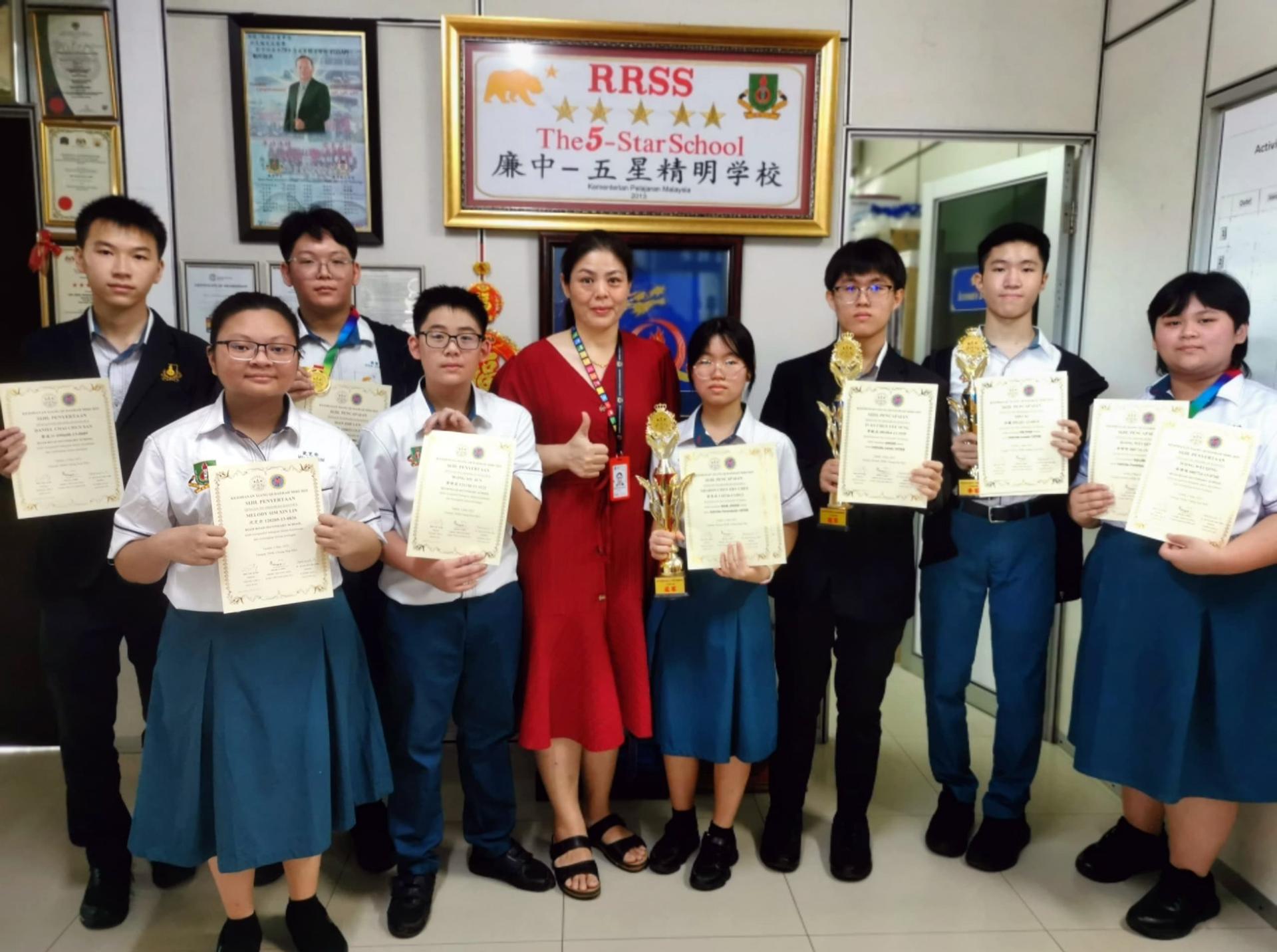 廉中杰出棋手们与校长江佩娟（前排左3）携手合影。