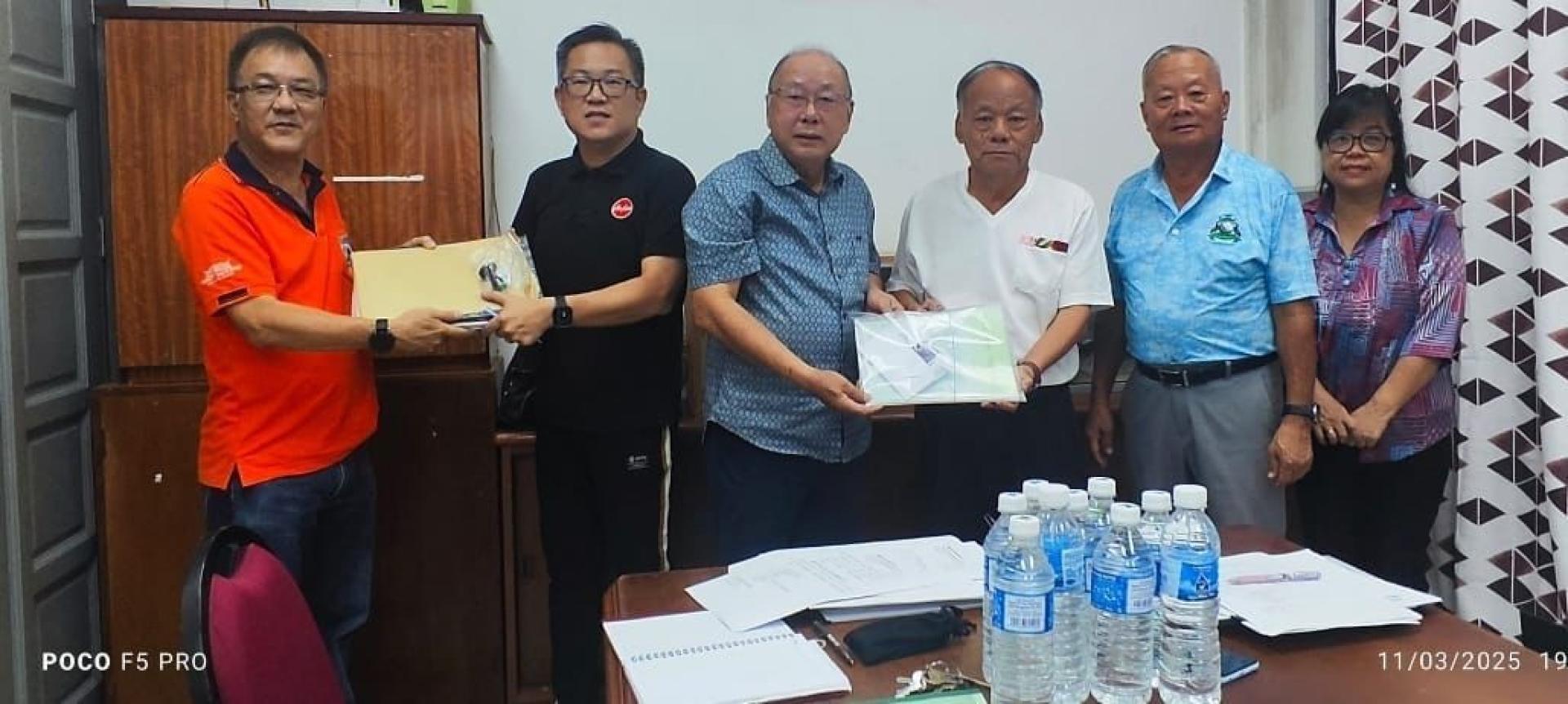 卸任董事长蔡明建（左3）移交董事长职权予刘汉平及张建辉（左1）移交秘书长职务予张永源。右1与2分别为校长许琳花及署理董事长拿督斯里刘久健。