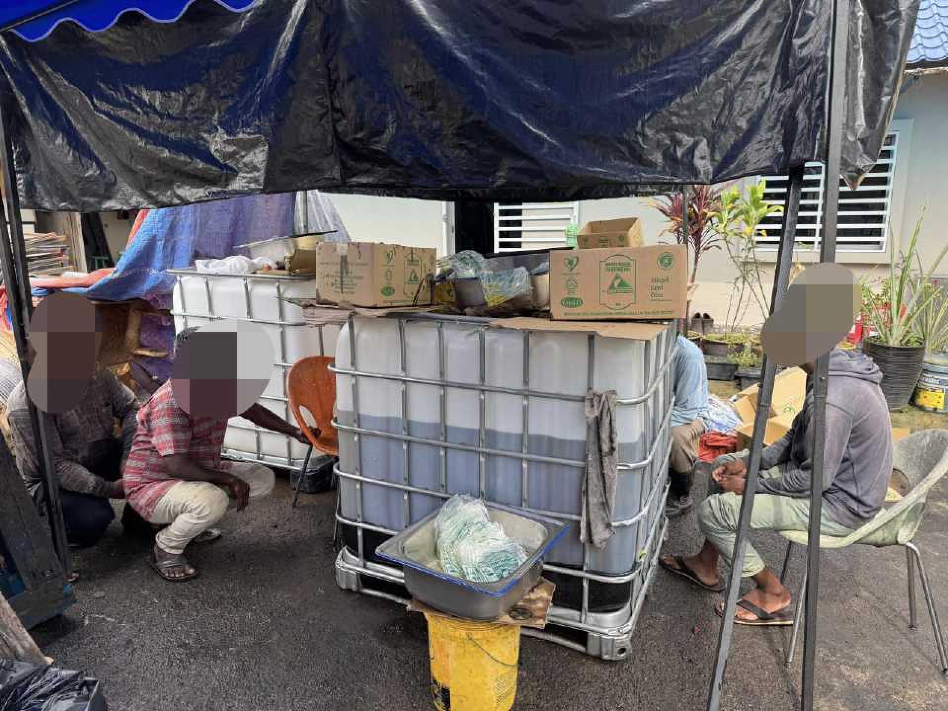 不法分子将食用油装入IBC吨桶内，准备转售给业者。（内贸部照片）