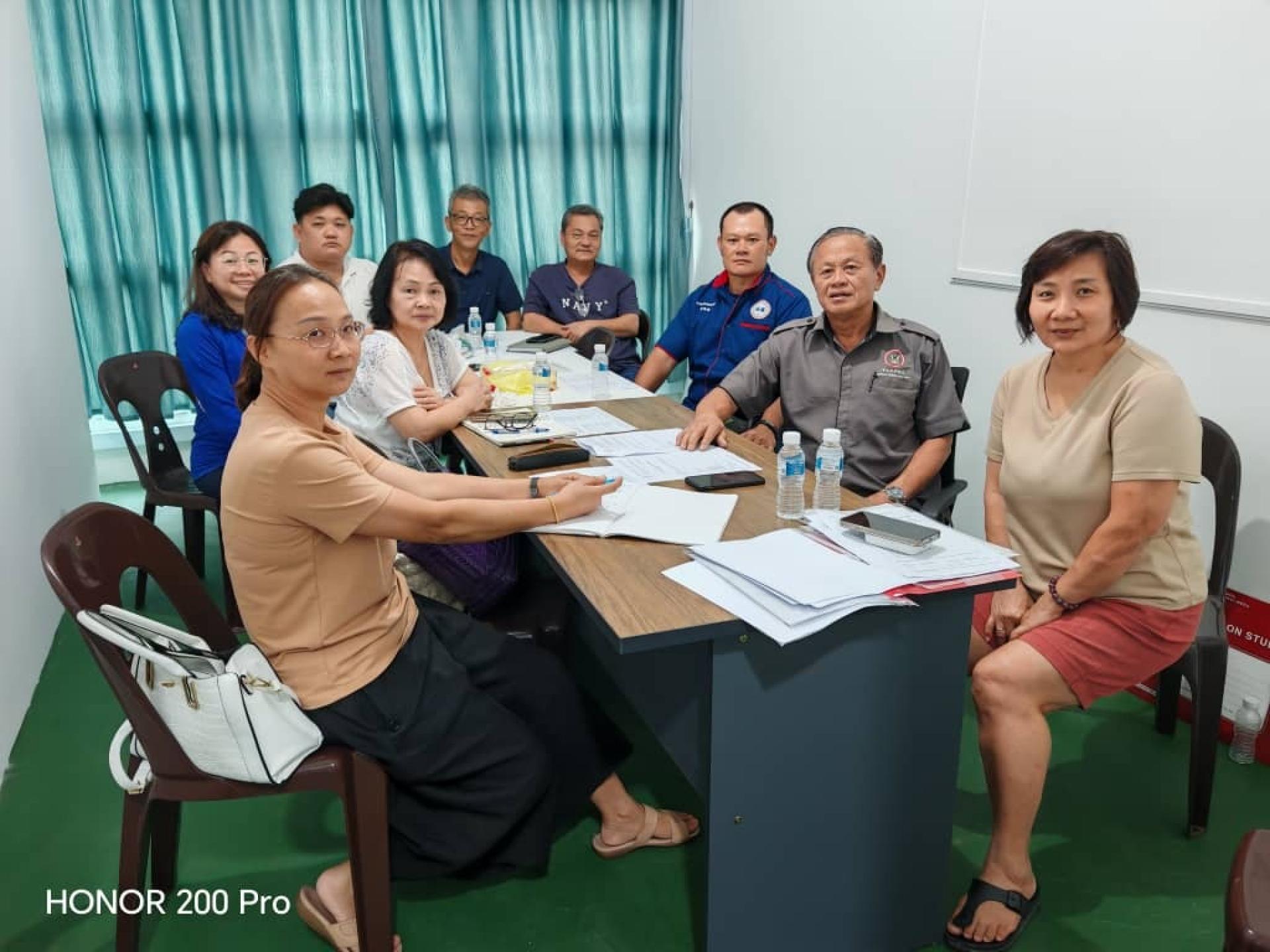 美里省庄严宗亲会会员大会筹备会成员合影。