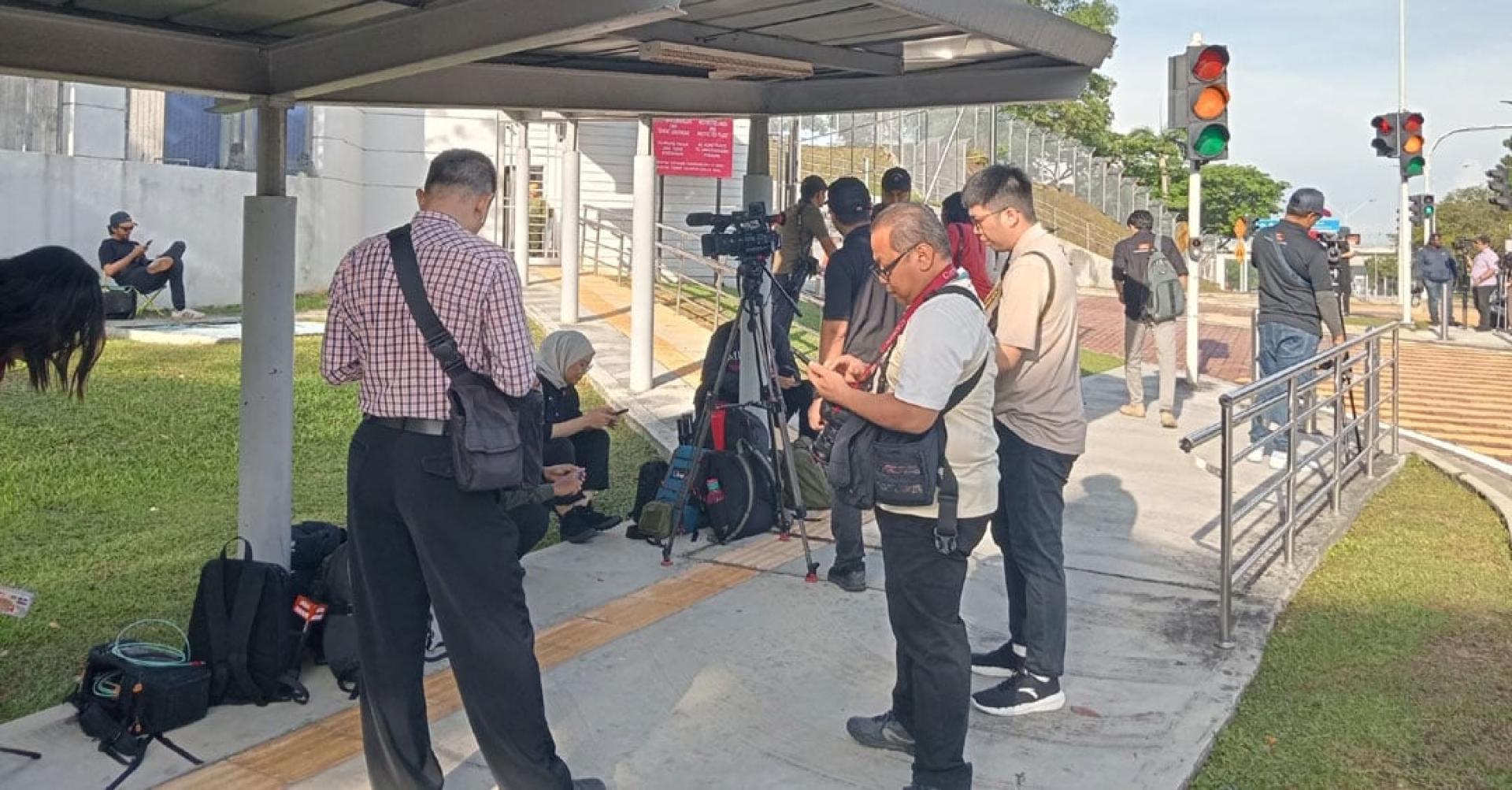 大批媒体一早抵达反贪会总部建筑物外准备进行采访工作。