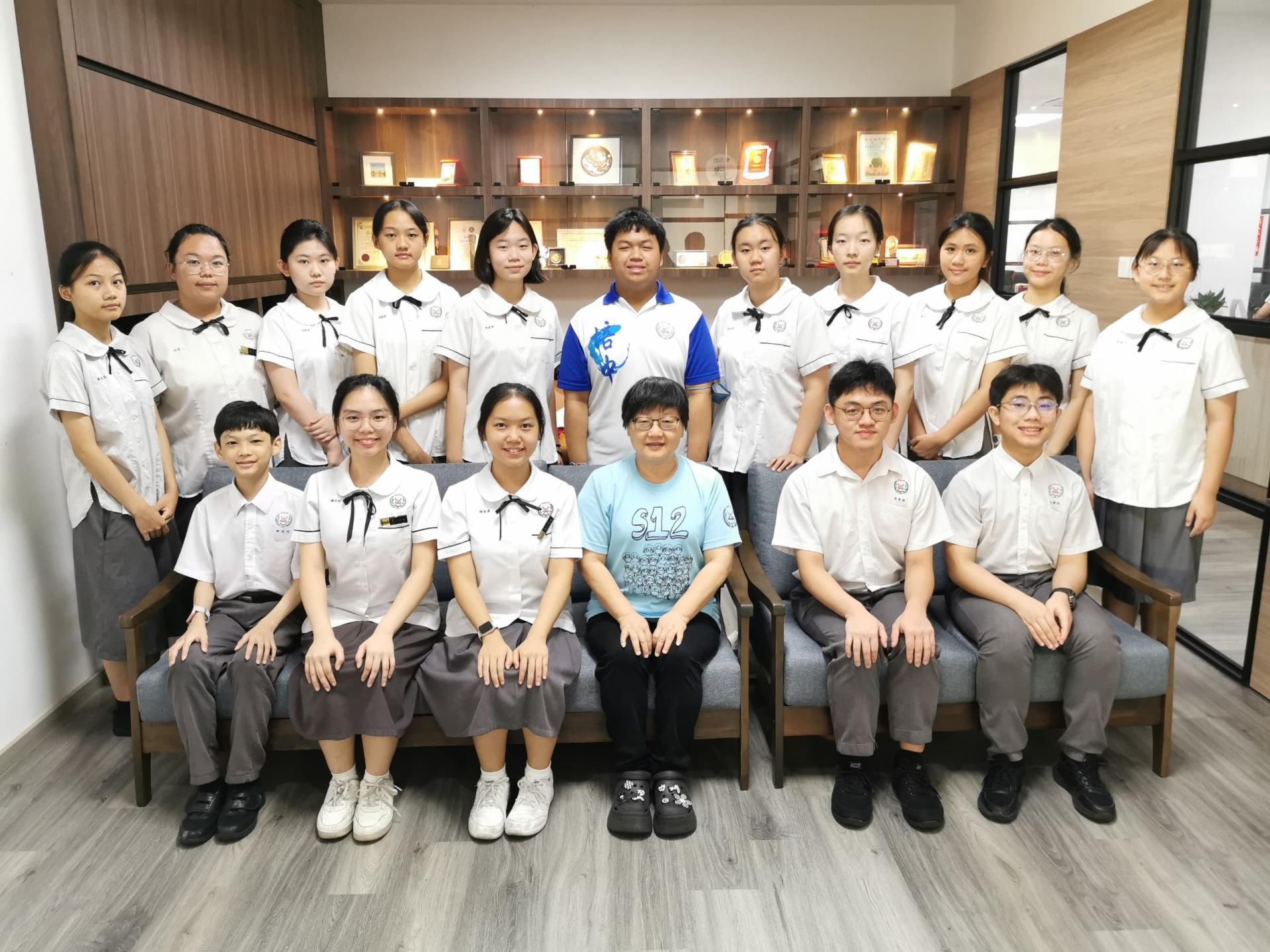 培中逸声社16名成员，出征“第七届全国中学生相声比赛”。坐着左4为陈逸萍老师。