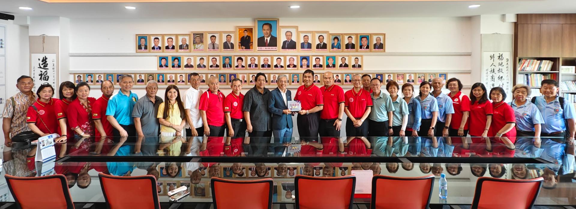 马福总会长拿督董仕星在汶莱福州十邑同乡会会所赠送纪念品予刘世泉博士