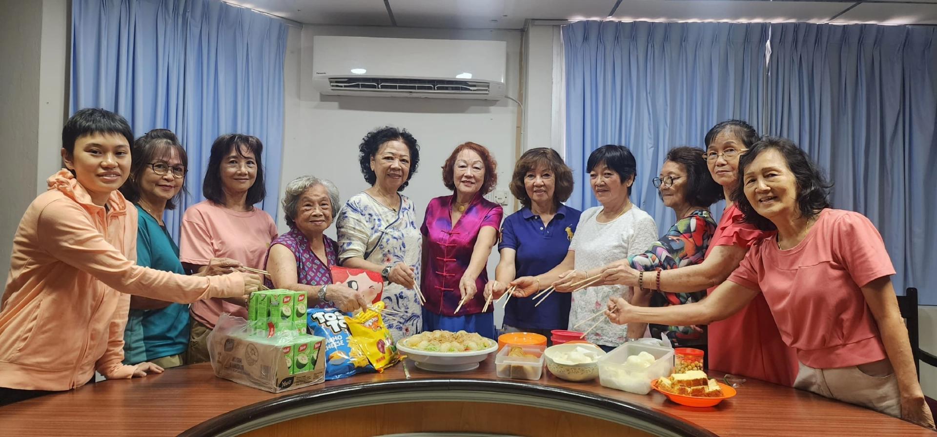 參加海南乡音者合影。左5為妇女团主任符丽兰，中為导师符美娇 。
