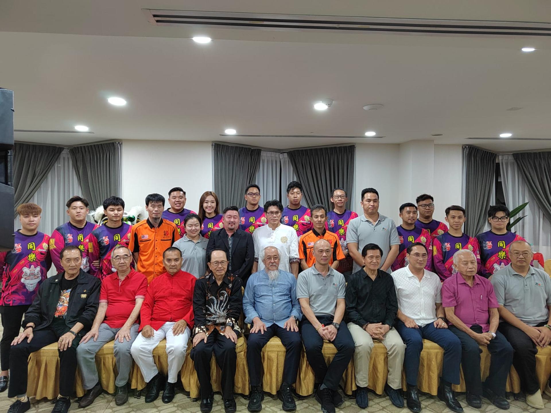 （前排左5、6）马来西亚麻坡关圣宫闻名世界师父萧斐弘、汶莱同乐公益慈善基金主席吴吉兴、社团成员和龙狮团成员合影留念。