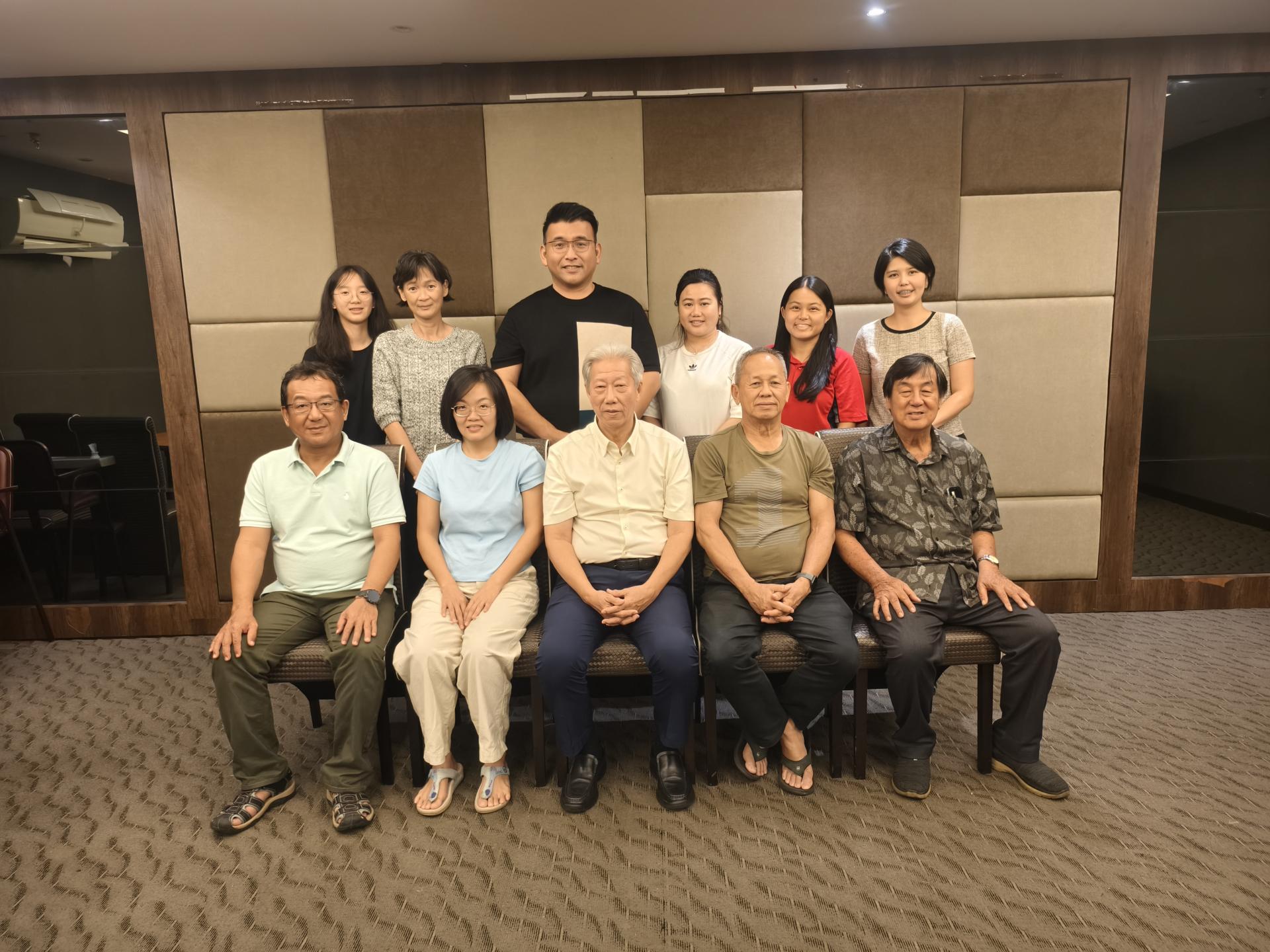美里德教会紫理阁召开《紫理阁德育班工委会》成立会议后合影。前排左2起为德育班主任郑小倩，紫理阁阁长贝清湛。