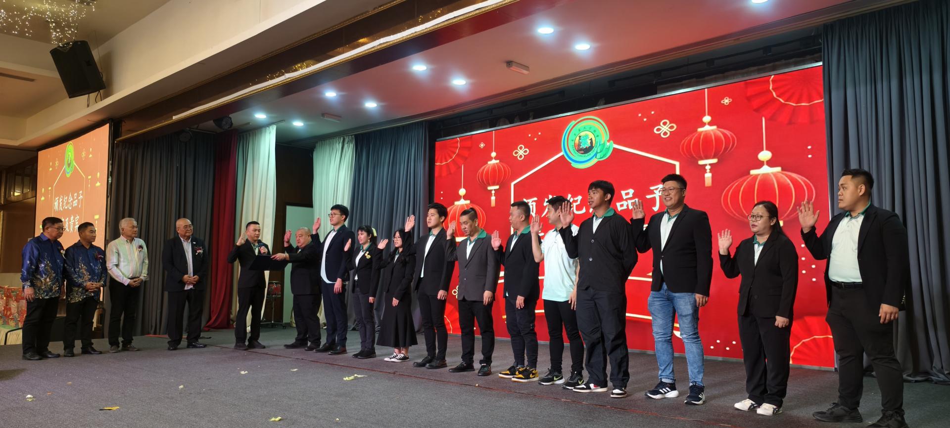 砂拉越美里叶氏宗亲会第二届青年团就职典礼。左起为美里叶氏宗亲会第一副主席兼筹备会主  席叶瑞顺、主席叶乃旺，以及马來西亚南阳叶氏宗亲总会总会长叶祥均，陪同美里市长俞小珊监誓。