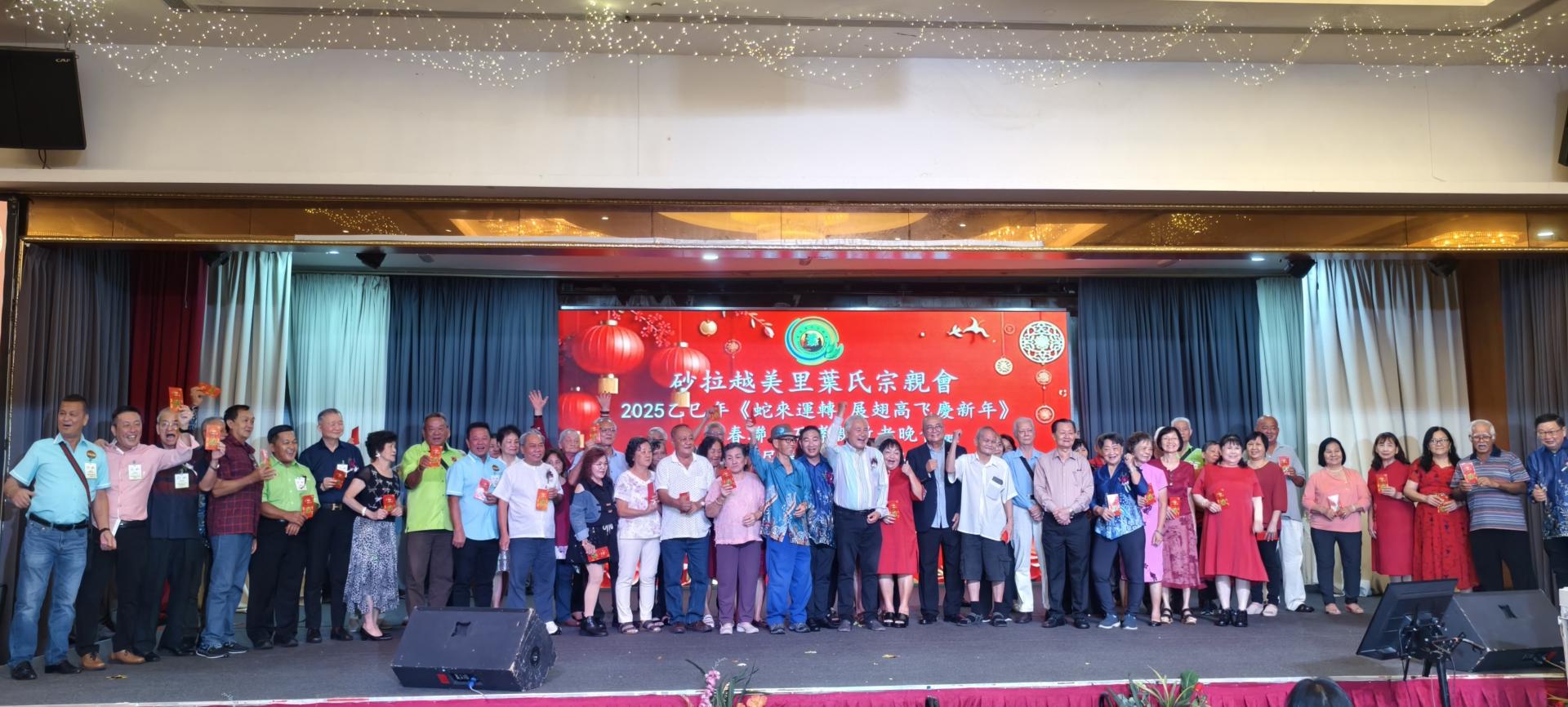 颁发敬老红包予65岁以上者合影。