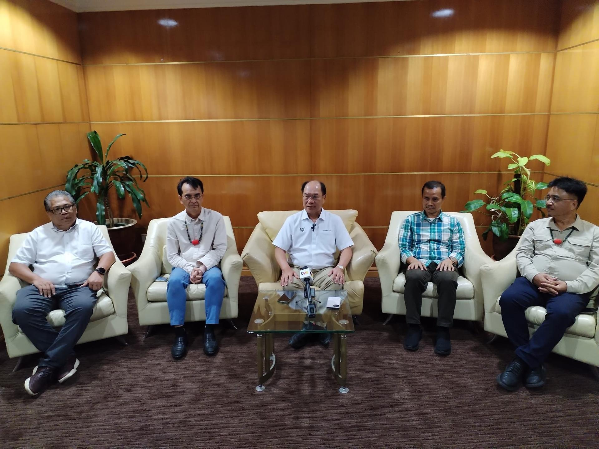 砂拉越总理署副部长拿督格拉瓦加拉（中）主持新闻发布会。