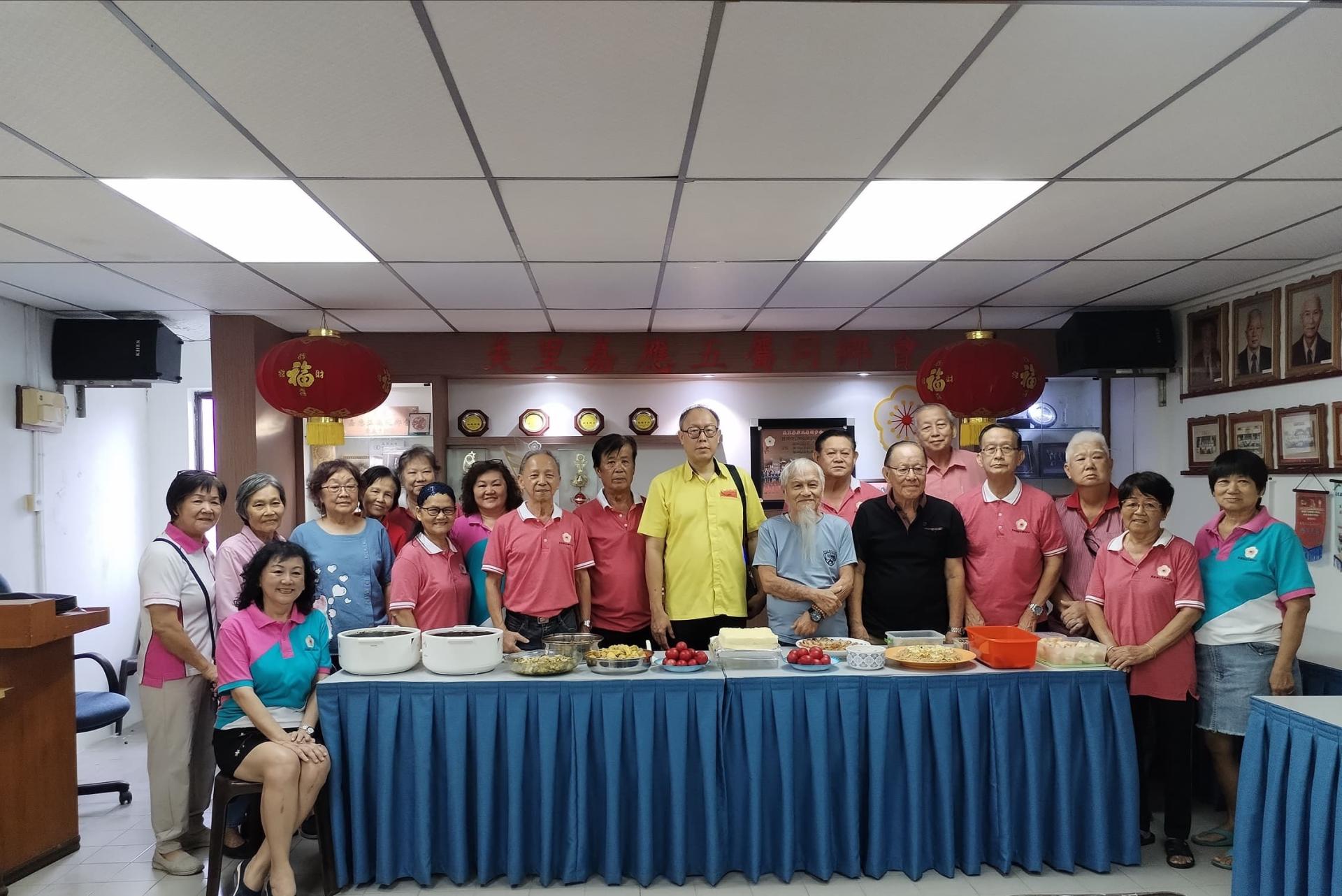 美里嘉应五属同乡会乐龄组乐龄聚餐暨庆生会出席者合影。右6为主席甲必丹梁振林。
