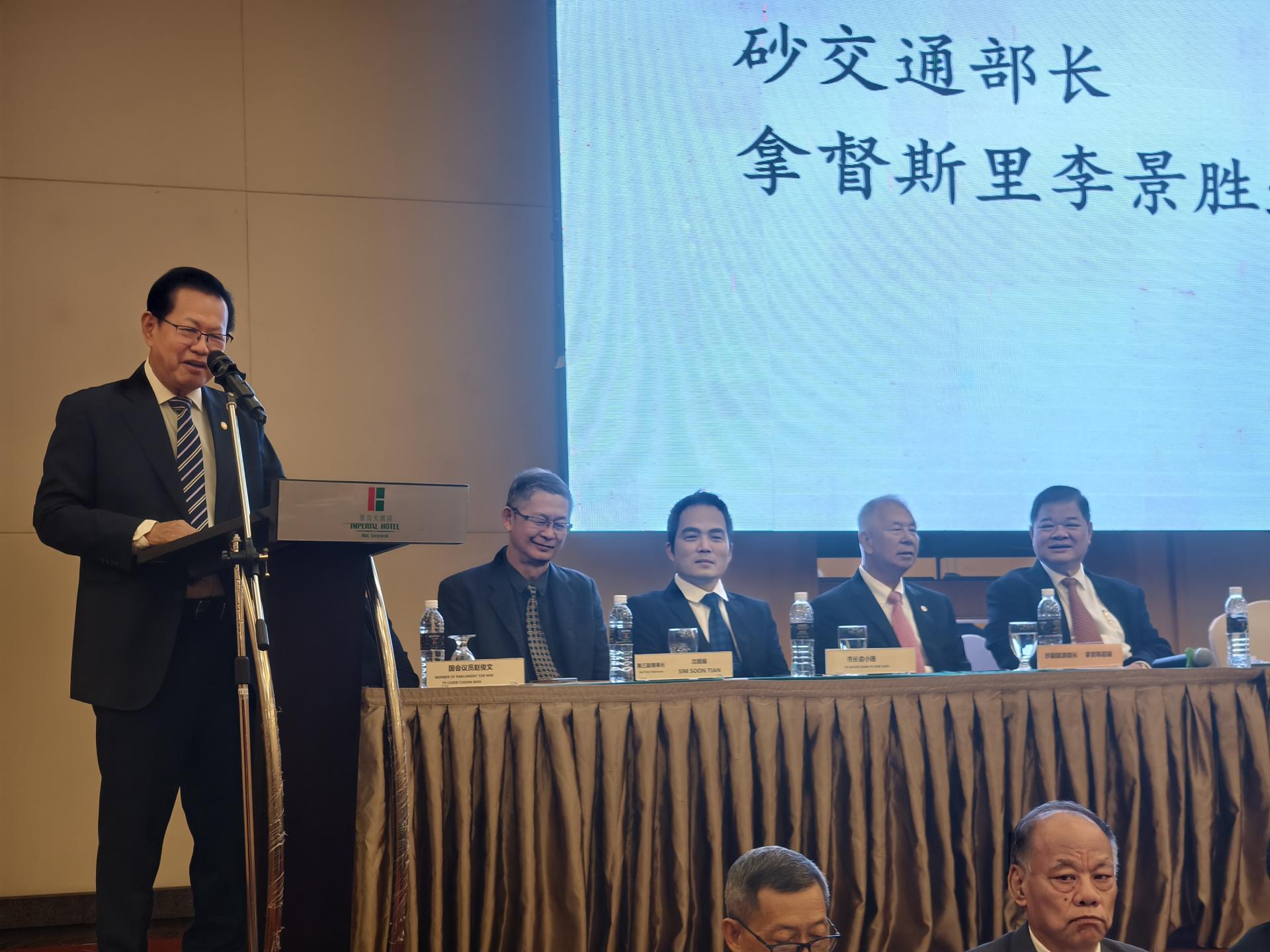 砂拉越交通部长拿督斯里李景胜在美里中华总商会2025年会员大会上致词。