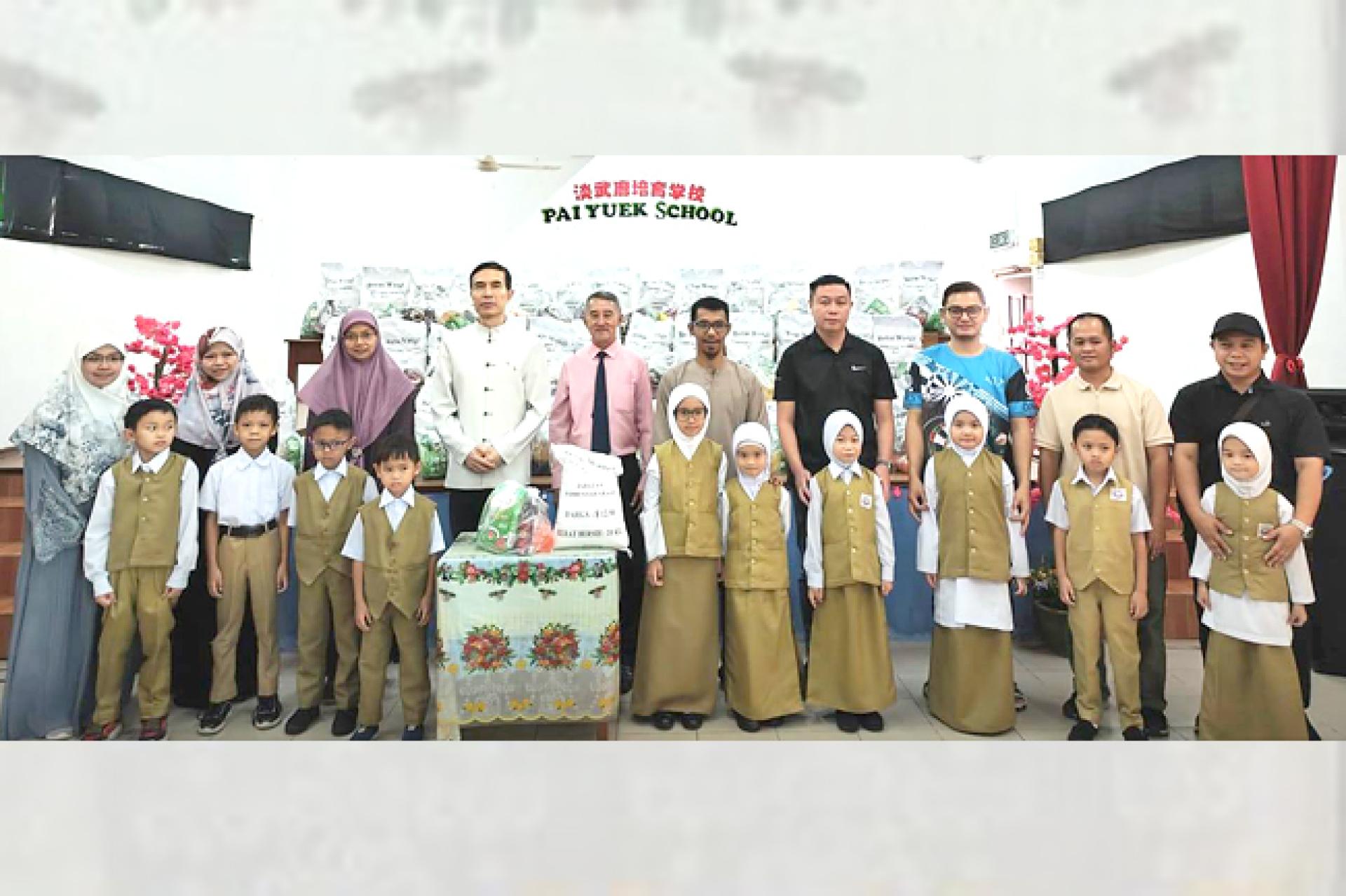 肖建国大使与掊育学校董教员及受惠学生合影