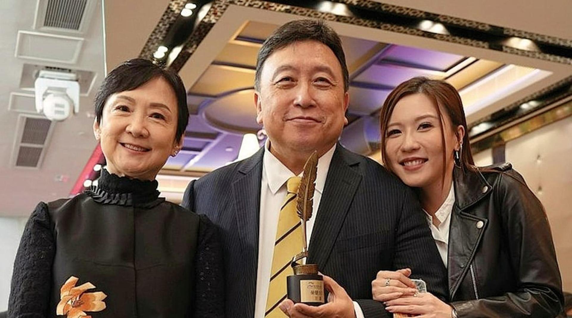 王晶当晚带太太（左）及女儿王海榛出席。