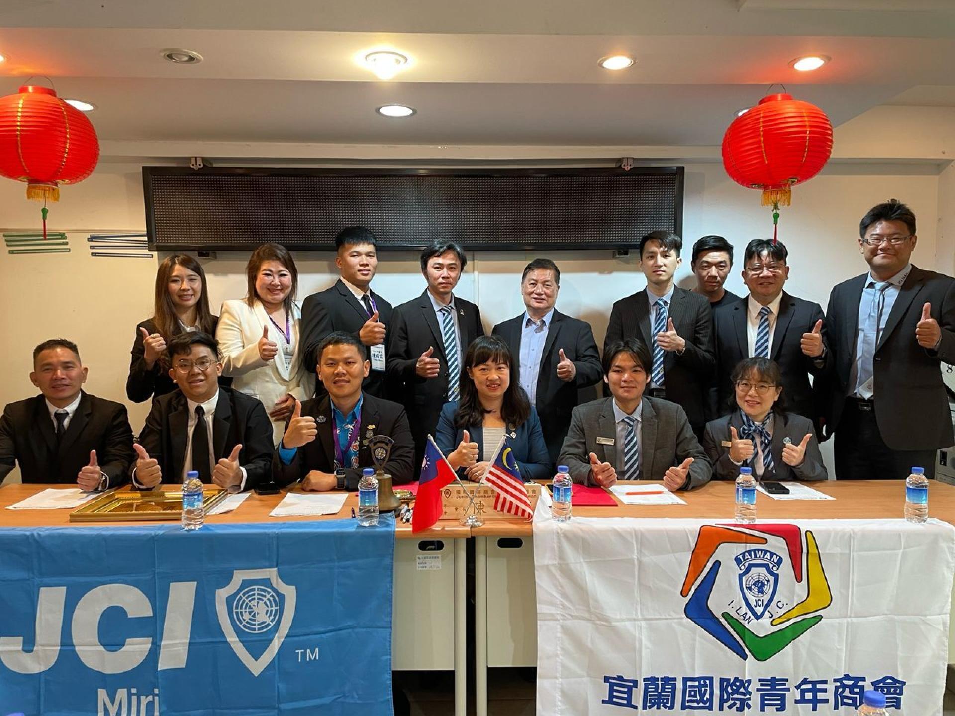 两会参加签盟仪式青商会友合影。前排左3位美里青年商会会长杨俊能、前排右3位台湾宜兰青年商会会长陈翠甄。
