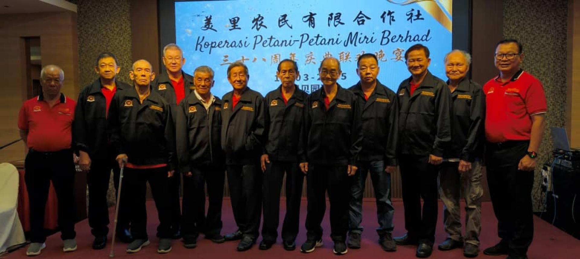 美里农民有限合作社38周年庆典，颁发长期服务奖状予13名董事会成员。左6为董事主席兼筹备  会主席张伟国。
