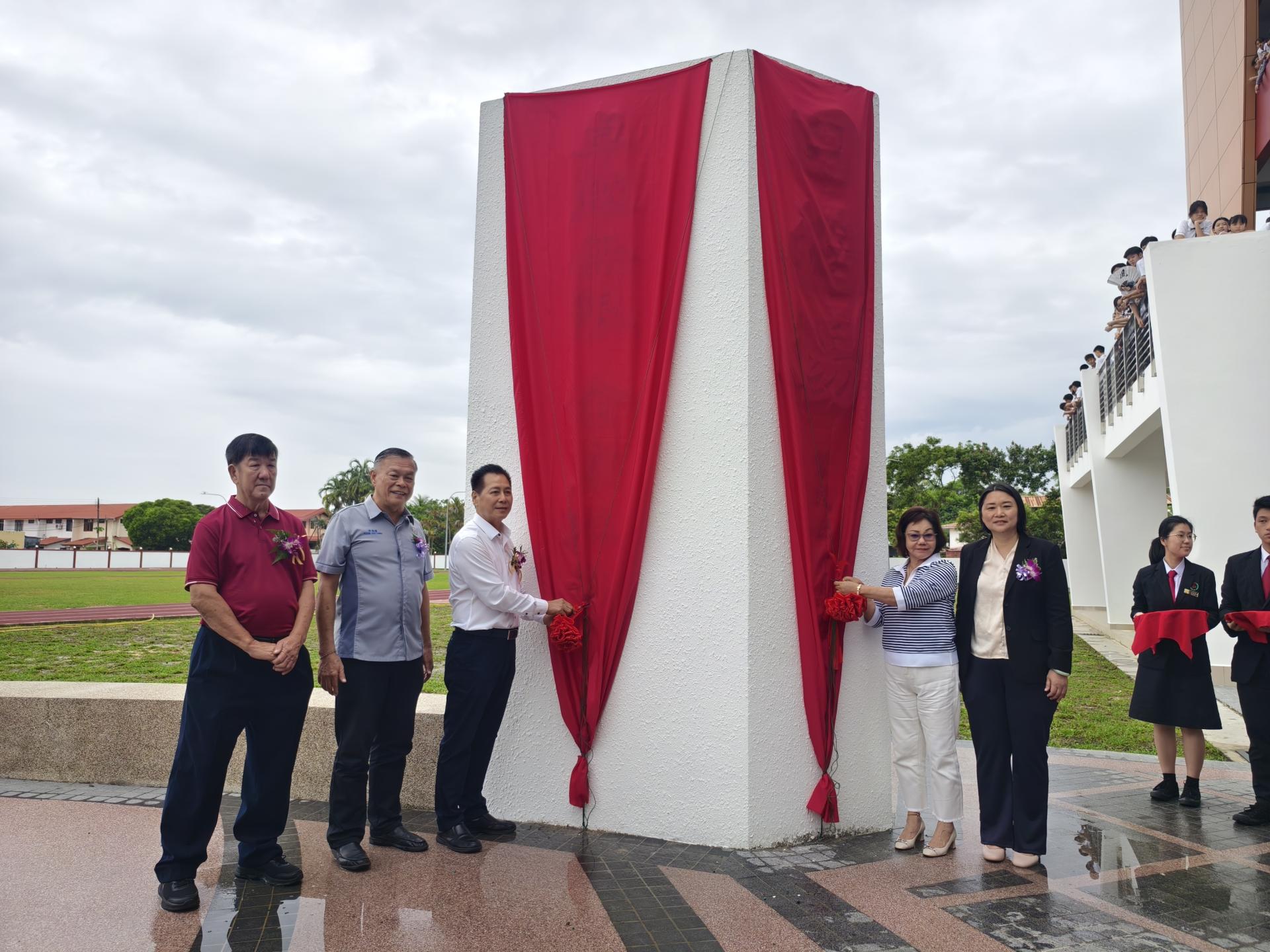 拿督斯里赖国葆及夫人拿汀斯里杨美燕（左3、4）为美里培民中学田径场主持开幕启用礼。